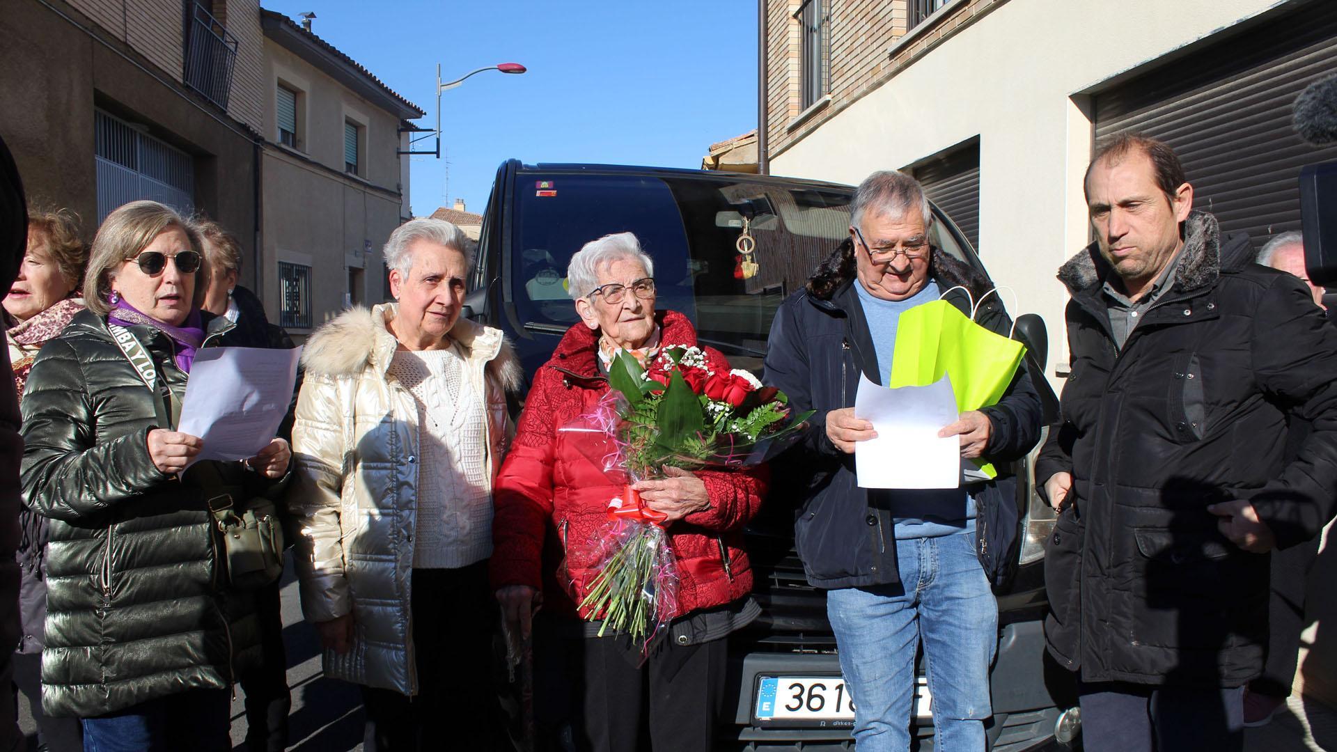 Benita Melero Fernández, en el centro y entre sus hijos Mª Carmen y Juan José Roncal, acompañada por la concejala Asun Romeo -a la izquierda- y el alcalde de Cascante Alberto Añón -a la derecha