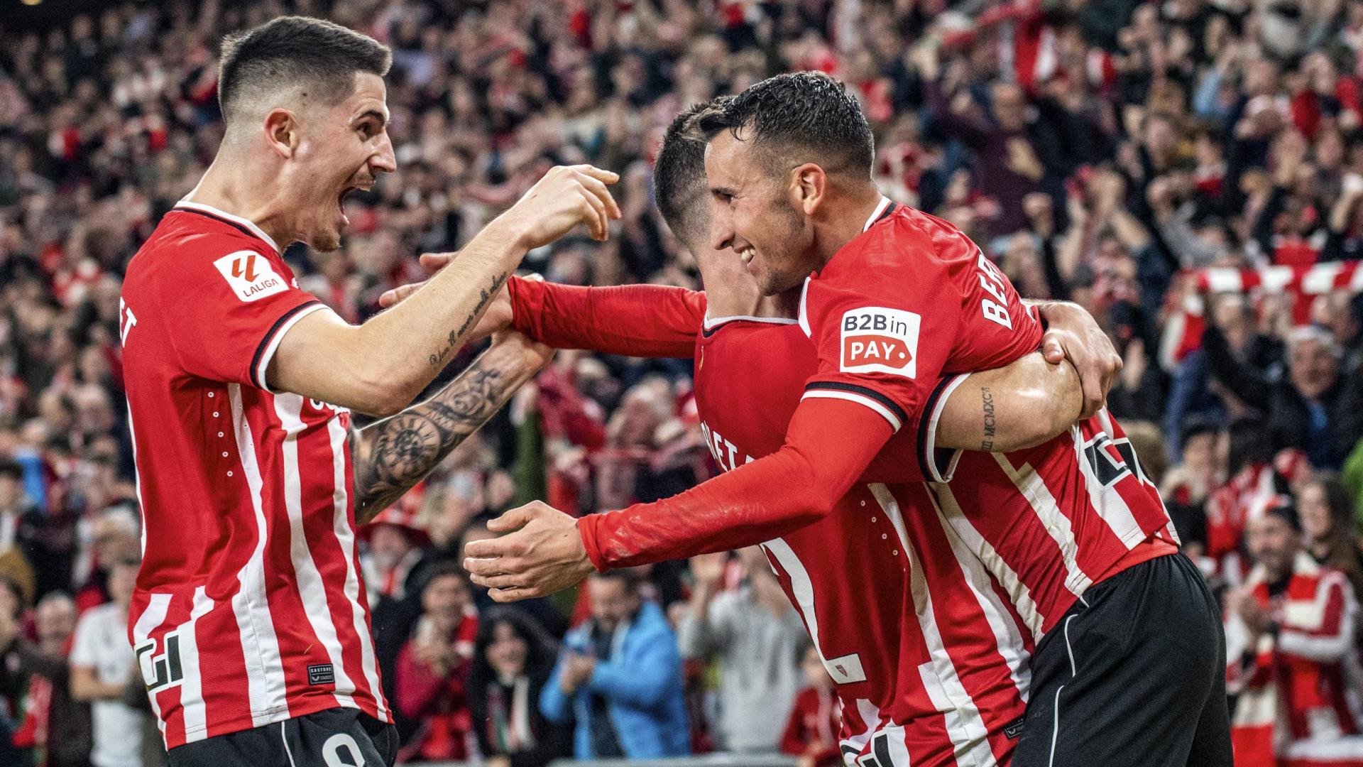El delantero navarro Álex Berenguer celebra uno de los dos goles anotados ante la Real Sociedad