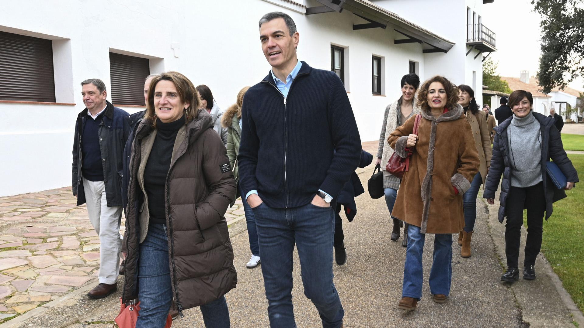Pedro Sánchez, con sus ministros en la finca de Quintos de Mora