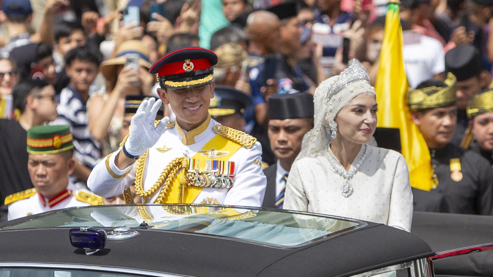 La pareja, durante su recorrido en Rolls-Royce antes de llegar al palacio Istana Nuraul Iman