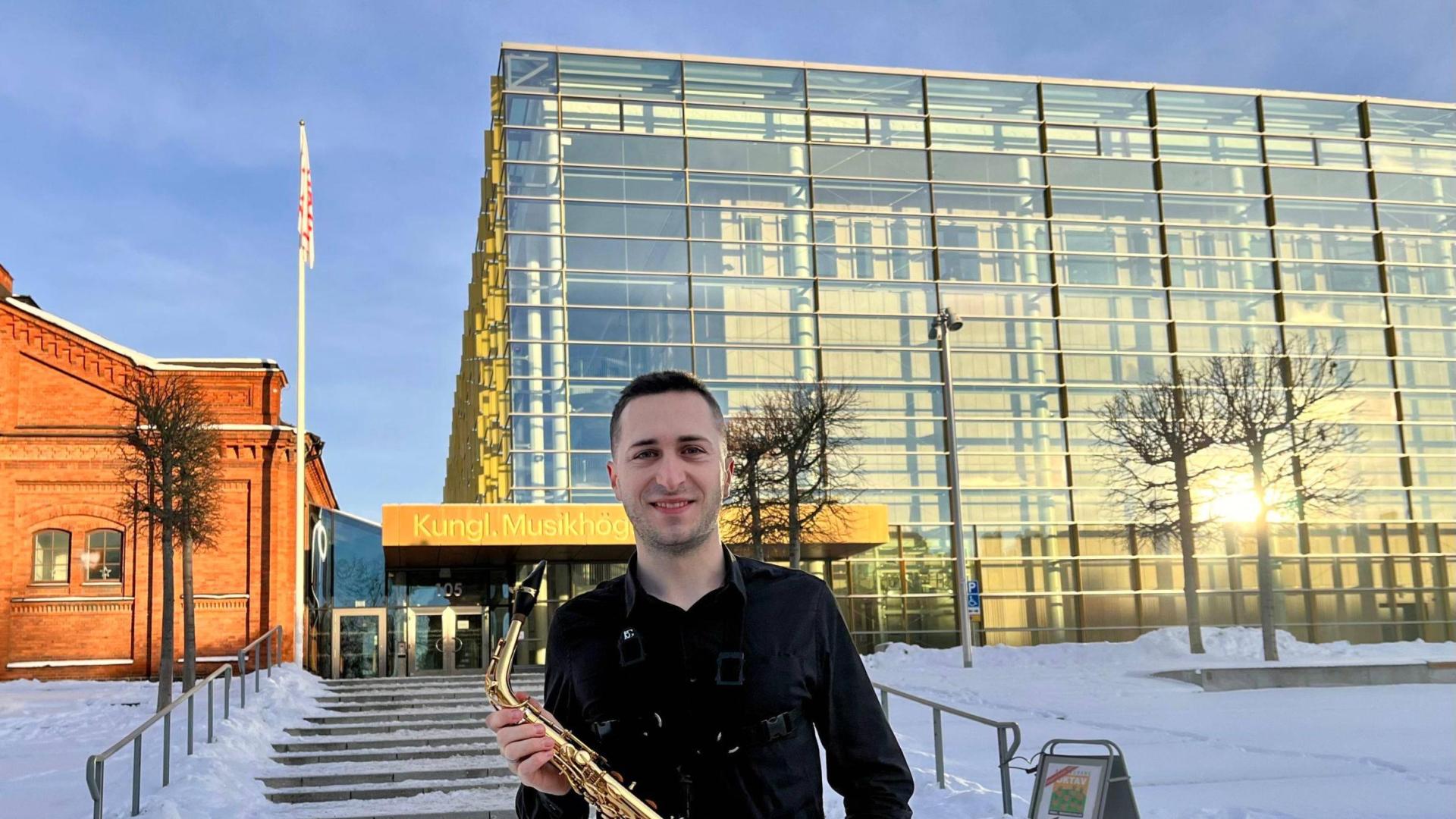 El saxofonista Iñigo Eleta Romero, ante el Real Conservatorio de Música de Estocolmo, donde estudia