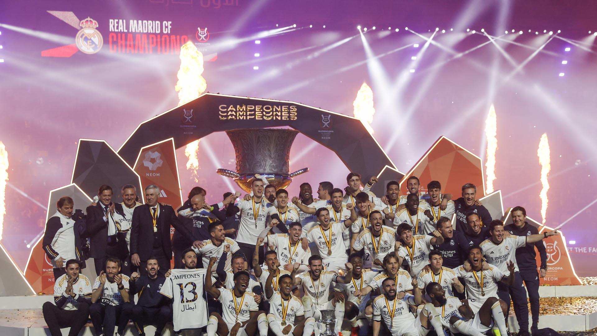 El Real Madrid celebra la conquista de un nuevo título, el de la Supercopa de España