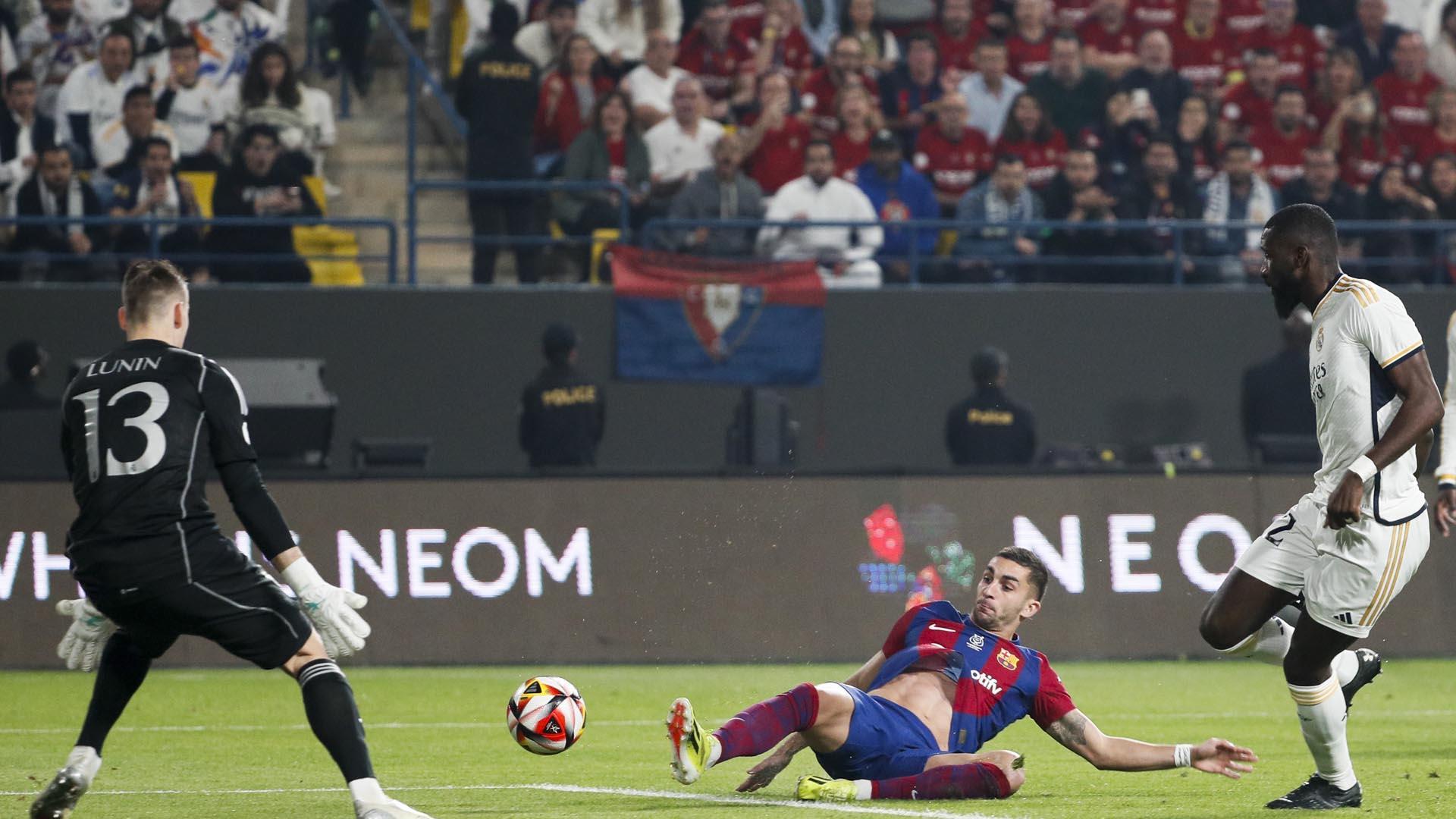 Al fondo, una parte de la afición de Osasuna y una bandera