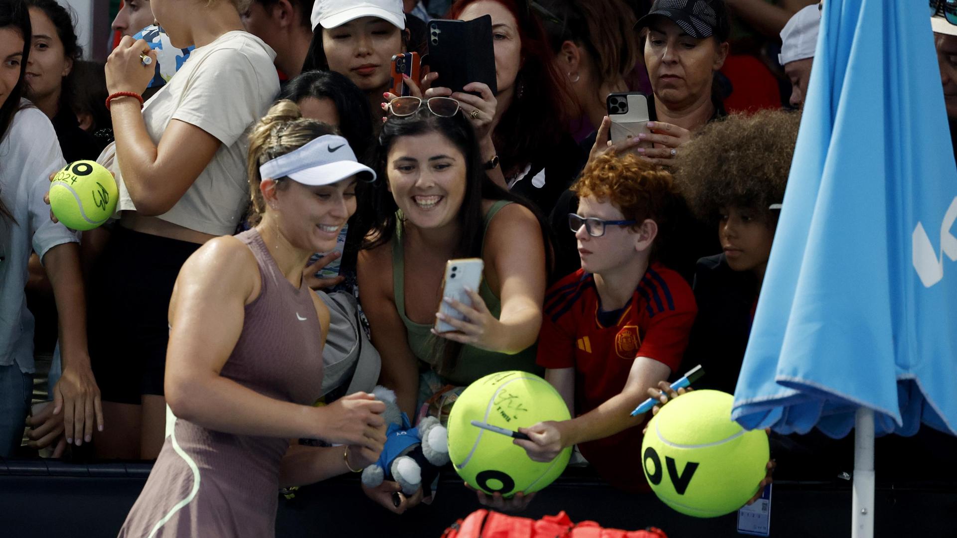 Paula Badosa saluda a los aficionados tras derrotar a Taylor Townsend en Australia