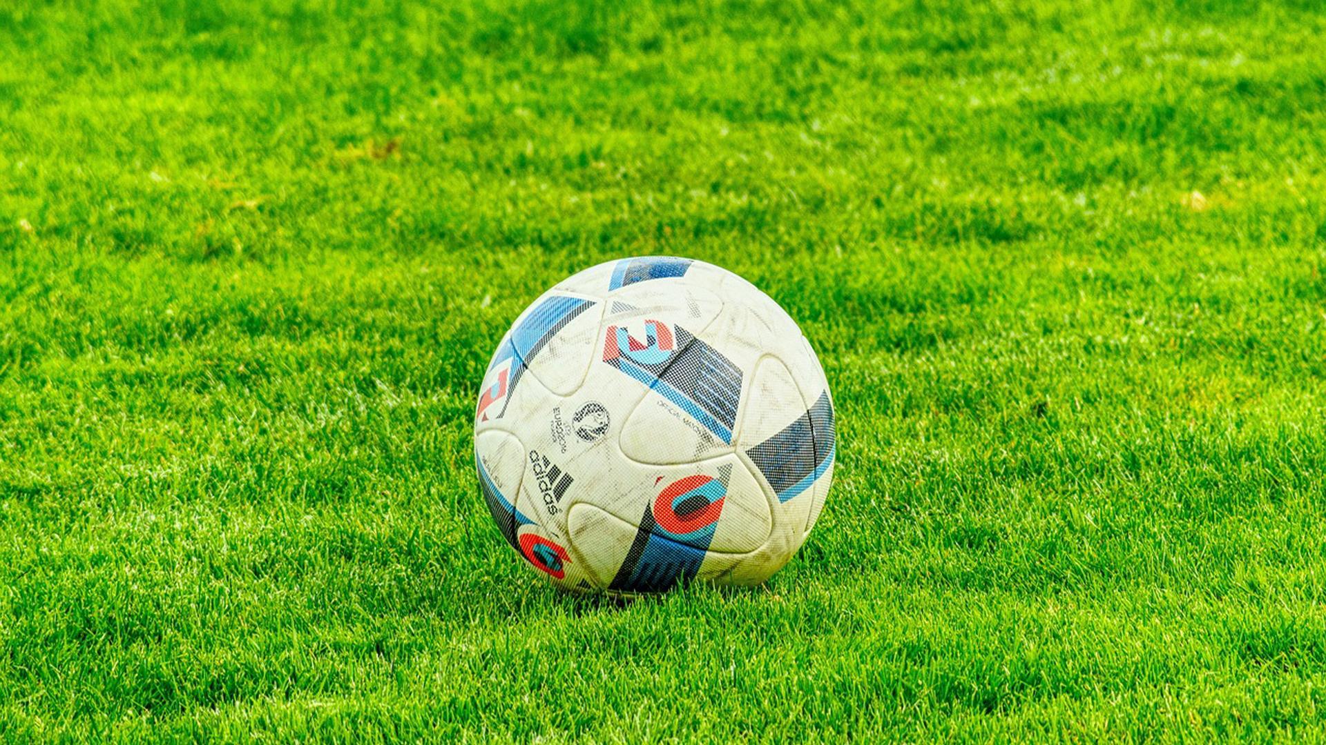 Un balón en un campo de fútbol