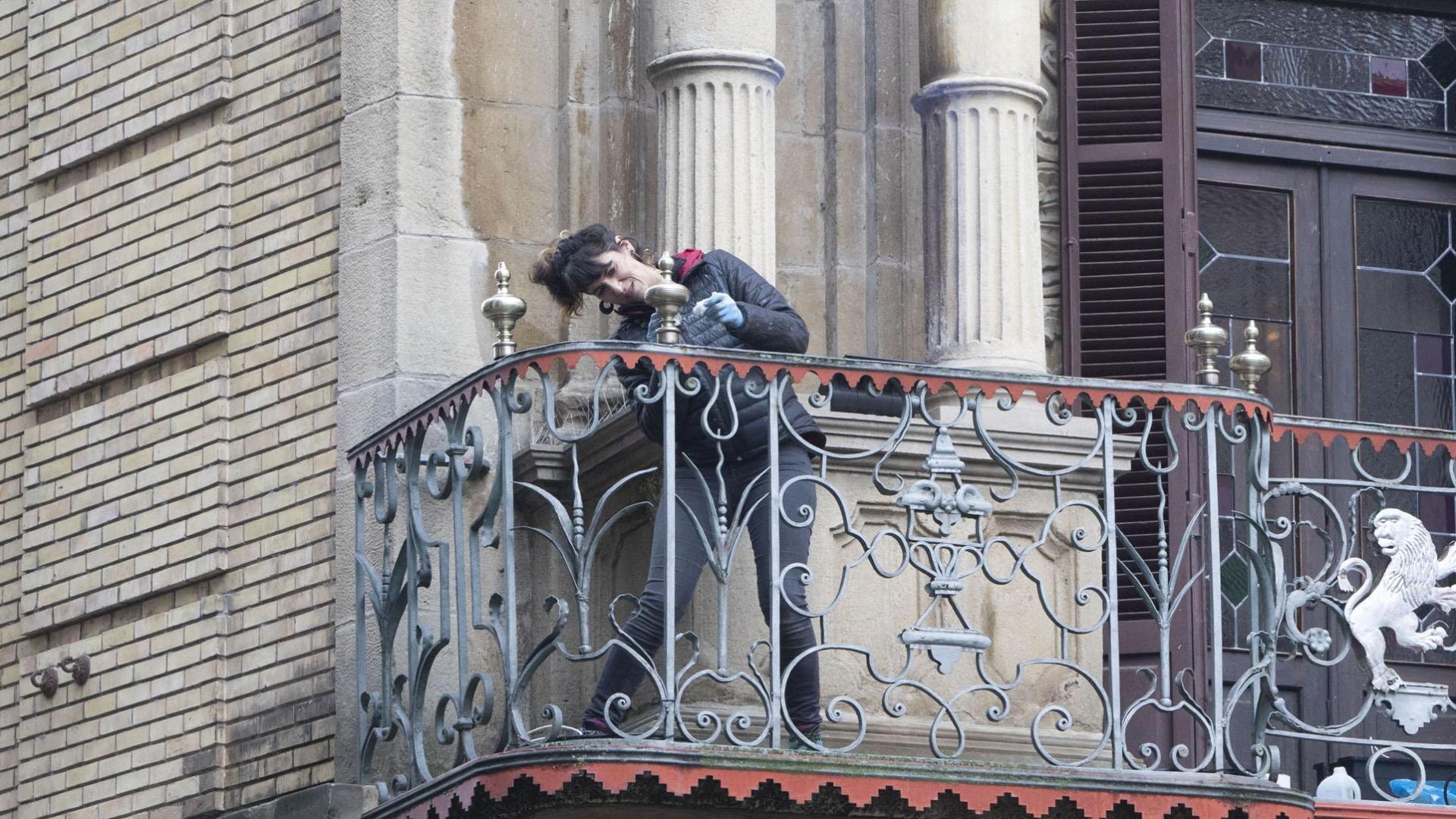 Una de las personas especializadas en restauración, en uno de los balcones de la Casa Consistorial