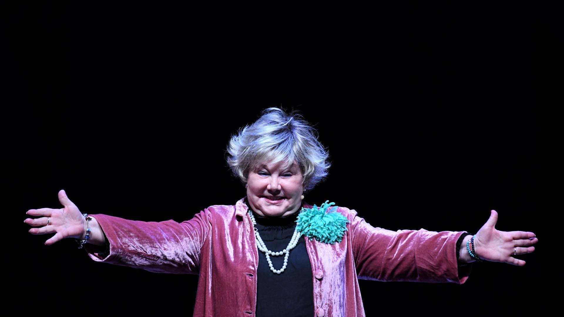 La cantante Karina, durante el pase gráfico de 'Yo soy Karina', en el Teatro Bellas Artes de Madrid