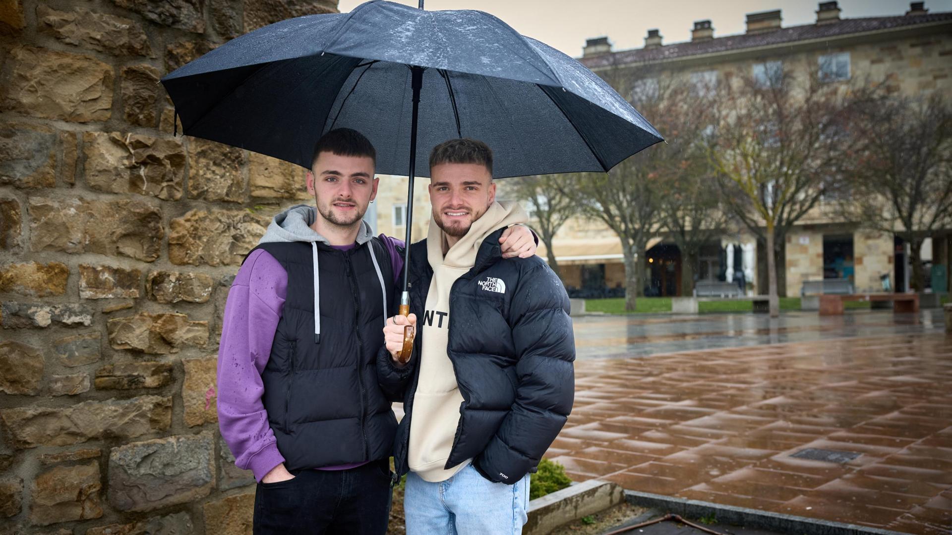 Los hermanos Ekiza, Aitor (izda.) y Julen (dcha.), se enfrentaron el sábado en Mutilva con sus equipos