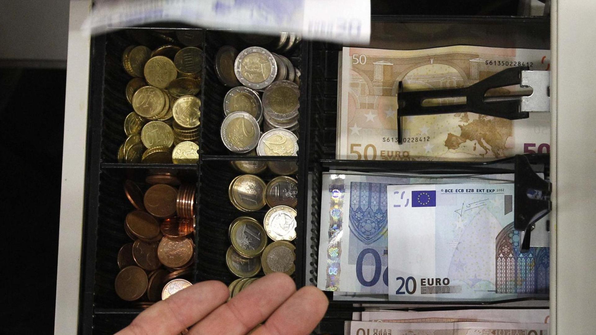 El empleado está acusado de tomar el dinero de la caja registradora
