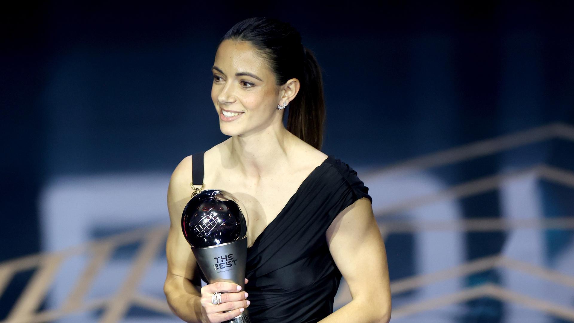 Aitana Bonmatí, con su trofeo de mejor jugadora