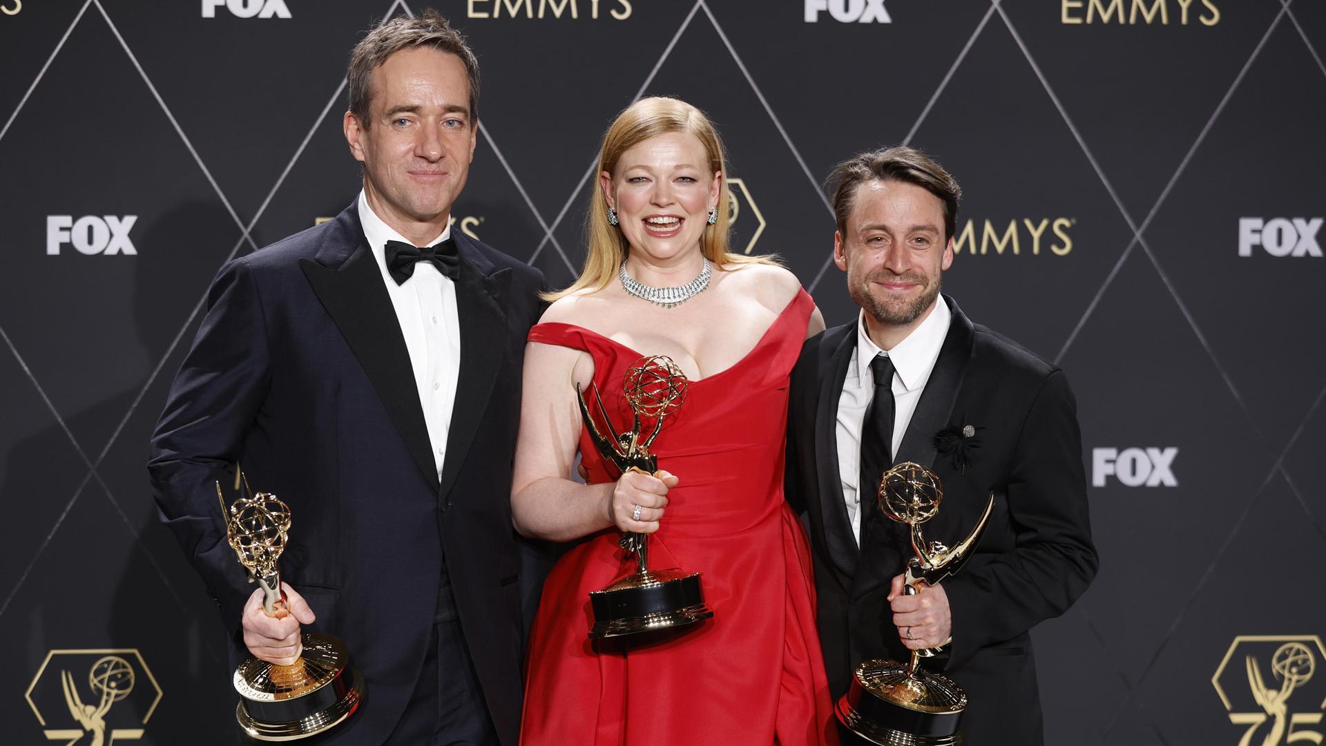 Los actores de 'Succession' posan con los Emmy