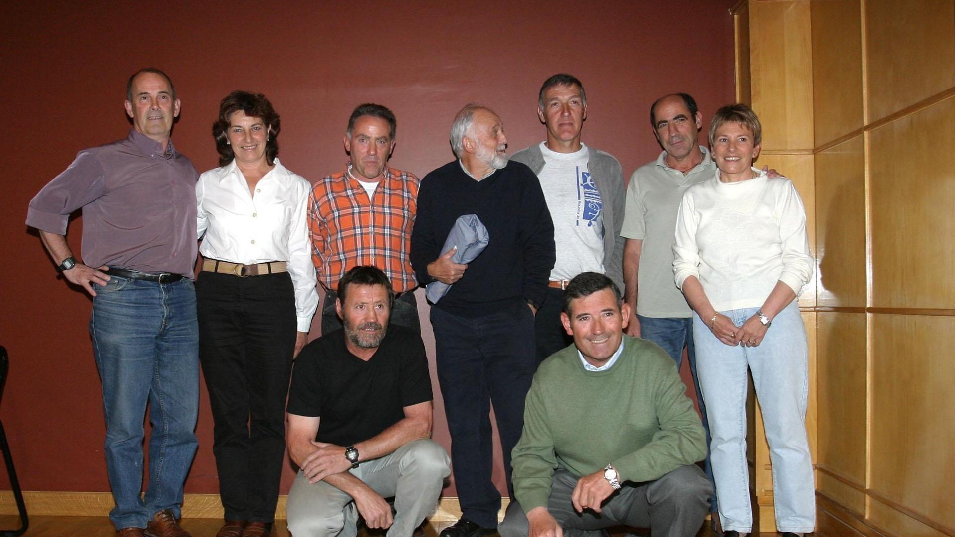 Iñaki Aldaya, tercera desde la izquierda en la fila superior, en una fotografía de 2004.