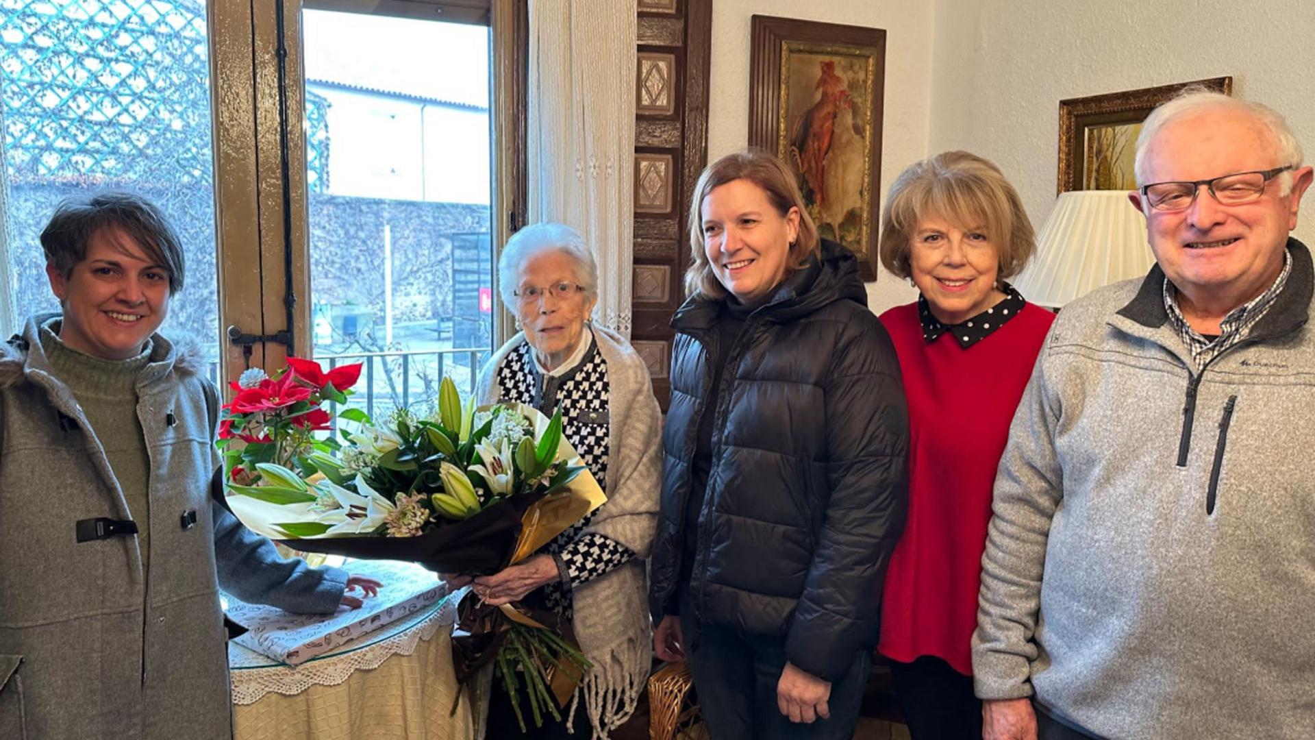 Maura Catalán Igea, entre las concejalas Patricia Cueva -izda.- y Pilar Pérez, y sus familiares