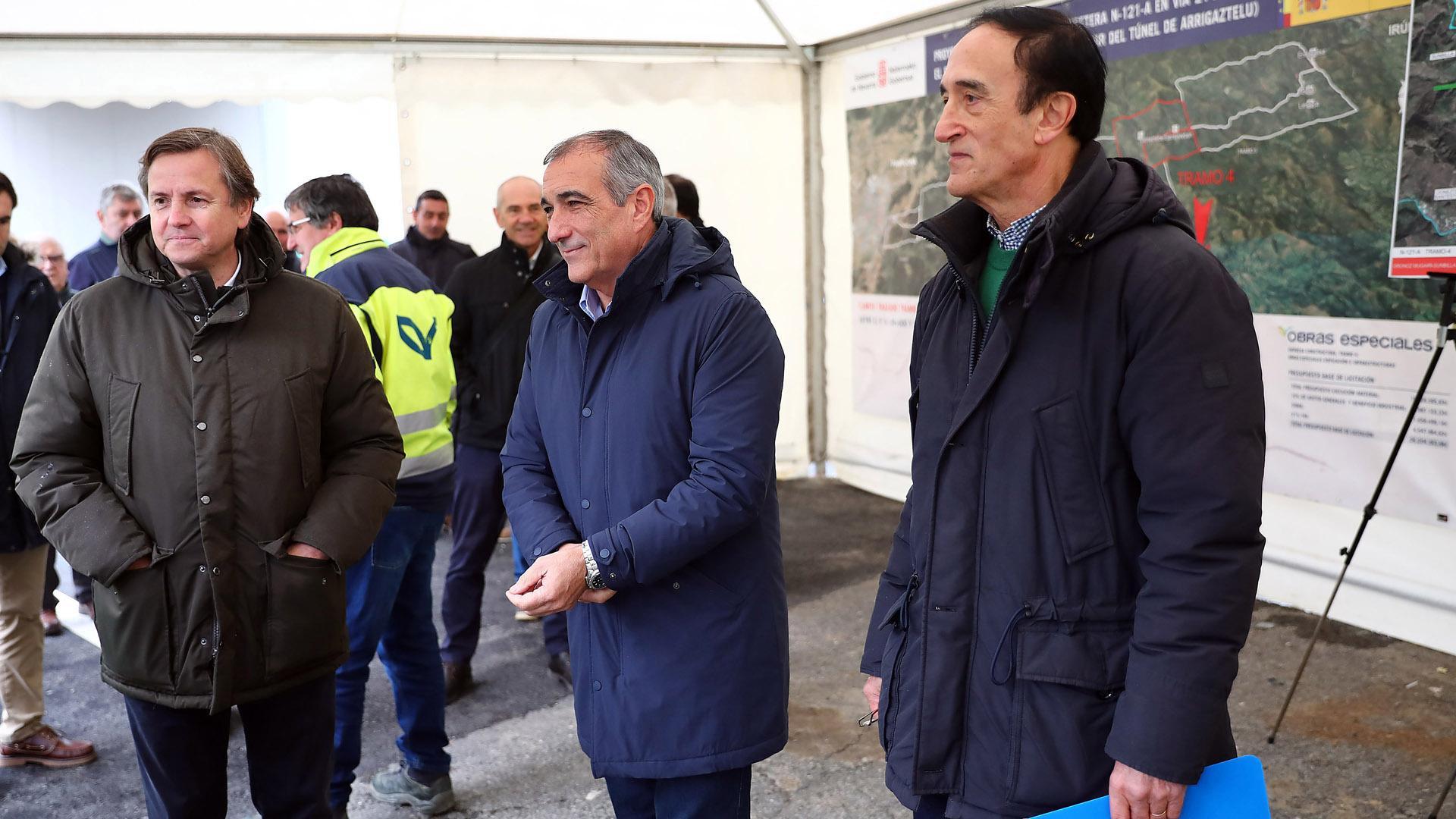 Pedro López, Óscar Chivite y el director de servicio Jesús Polo, en noviembre en un tramo de la N-12