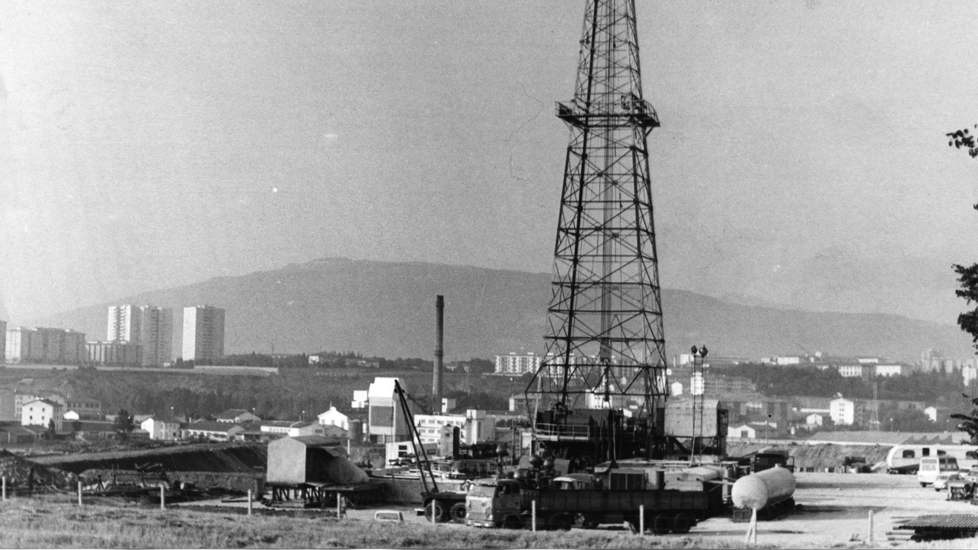 Vista de la torre instalada para la perforación. Al fondo, a la izquierda, Barañáin. Más cerca, Inquinasa y Echavacoiz. De fondo, San Cristóbal