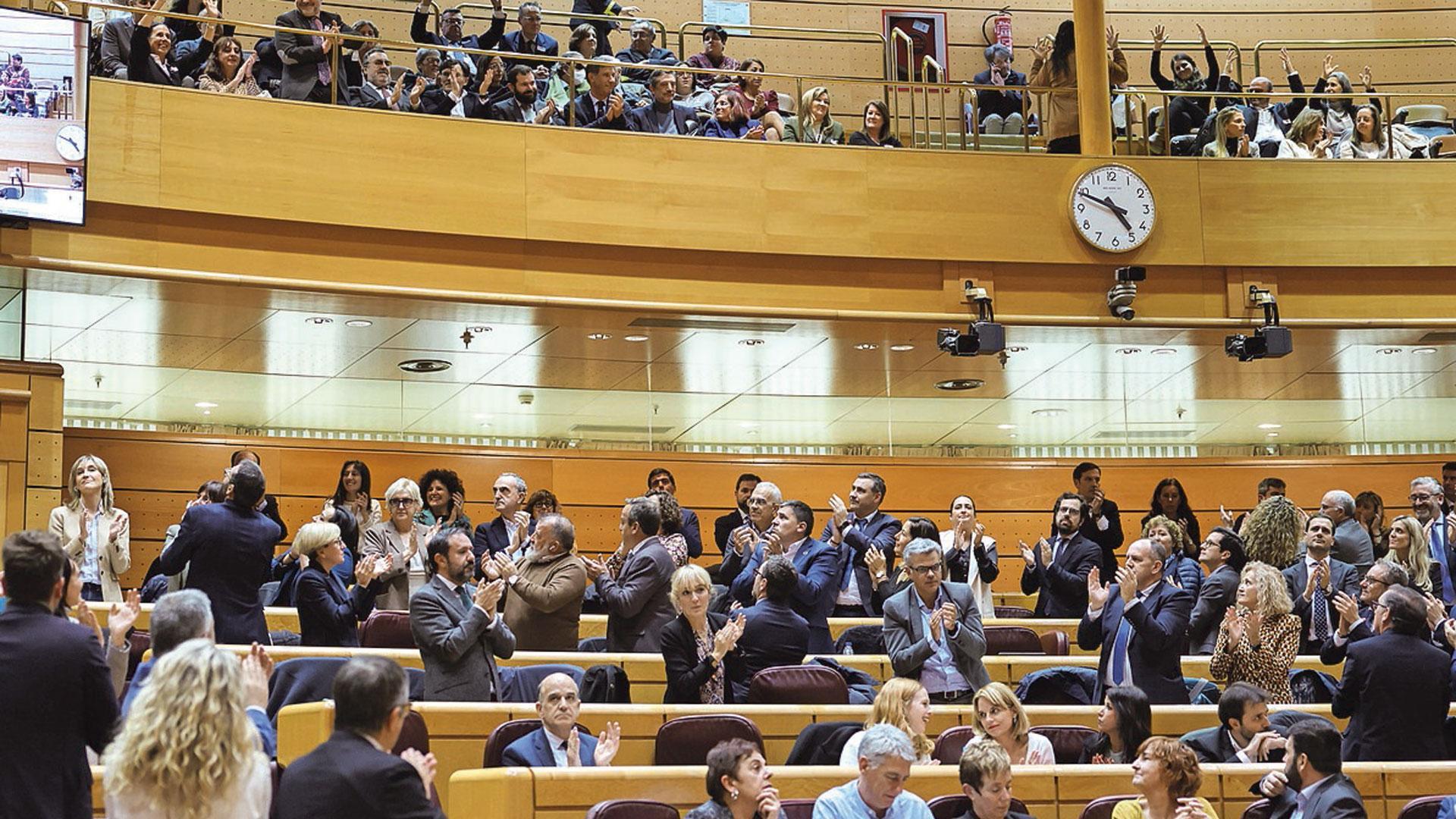 Aplausos de asistentes y diputados (Catalán, sentado en la 2ª fila a la izda.) al aprobar que se tome en consideración el cambio del artículo 49 de la Constitución para suprimir el término “disminuidos”
