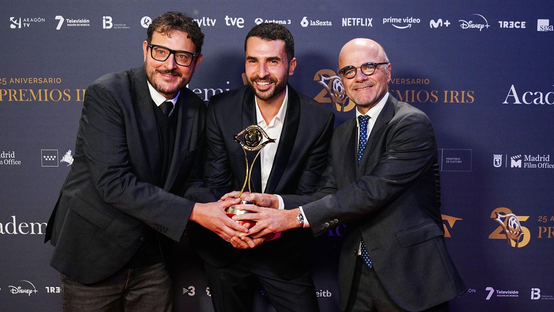 El equipo de producción de 'La Unidad Kabul' posan con el premio a Mejor Ficción durante la Gala de los 25 años de los Premios Iris de la Academia de Televisión y de las Ciencias y las Artes del Audiovisual