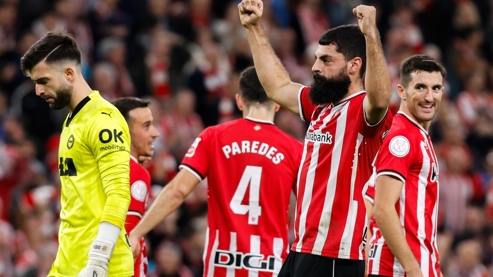 El delantero del Athletic de Bilbao Asier Villalibre (2d) celebra su segundo gol, y segundo del equipo, durante el encuentro correspondiente a los octavos de final de la Copa del Rey