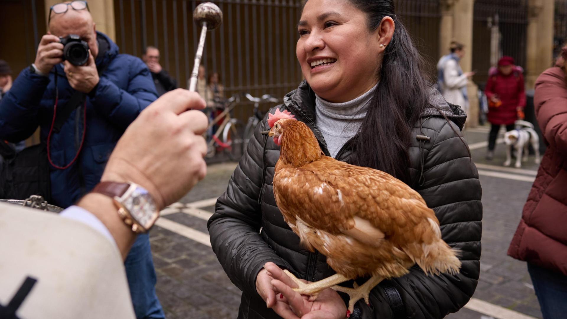 Paulina Baura posa con 'Ginger', su gallina