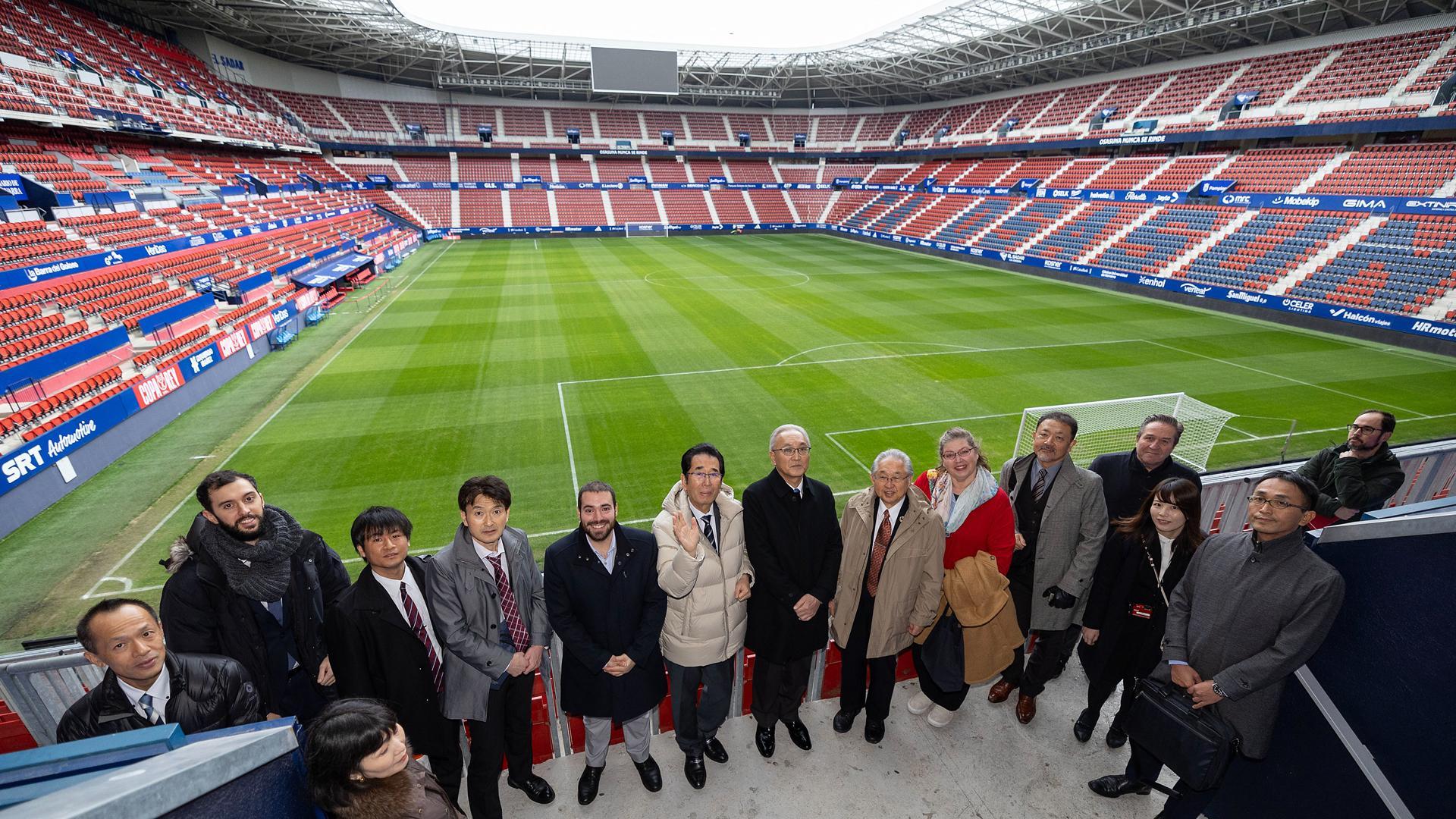 La delegación japonesa se ha fotografiado en El Sadar