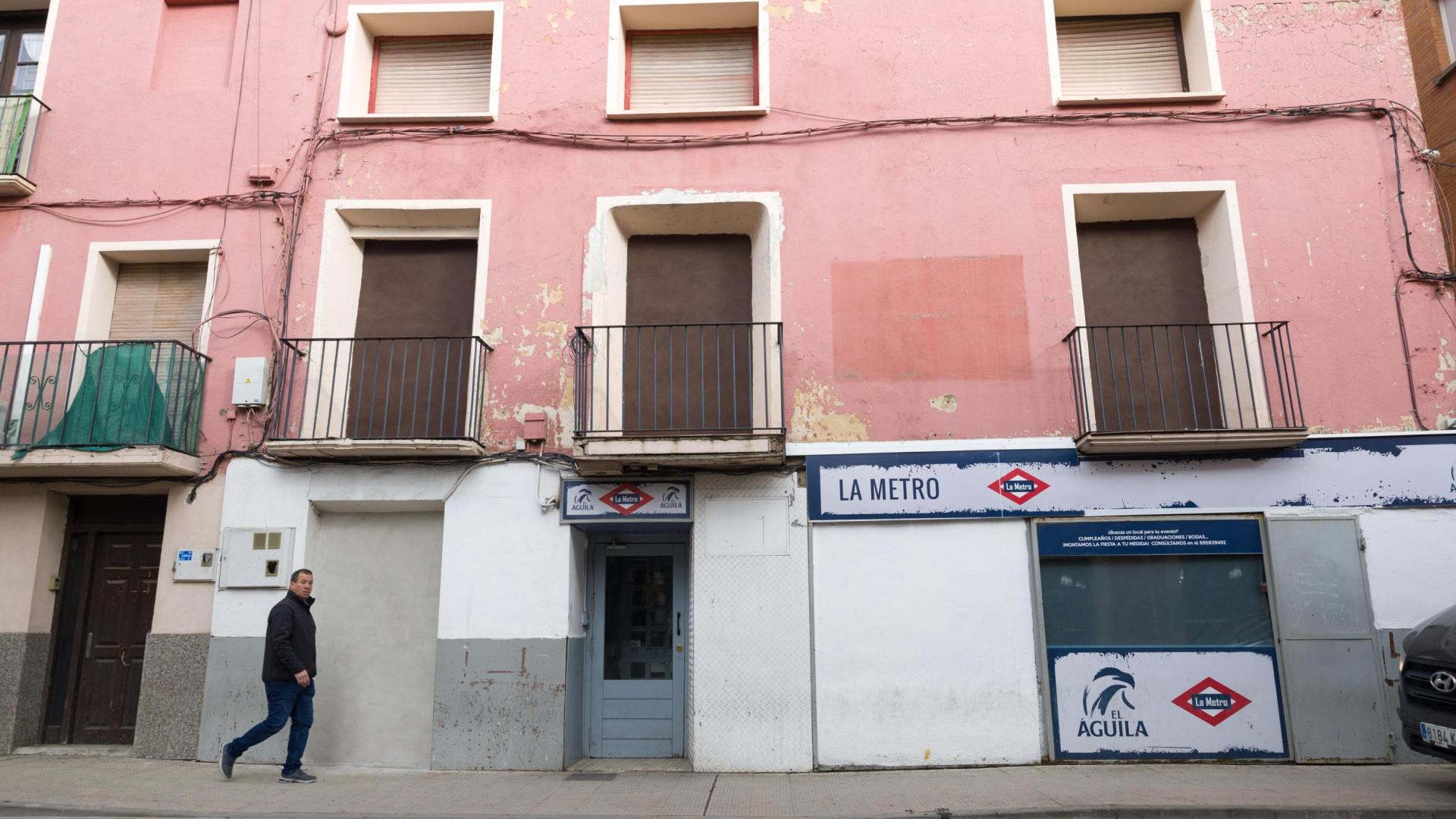 Edificio de la calle San José de Corella que fue ‘okupado’ en verano, con sus puertas y ventanas tabicadas