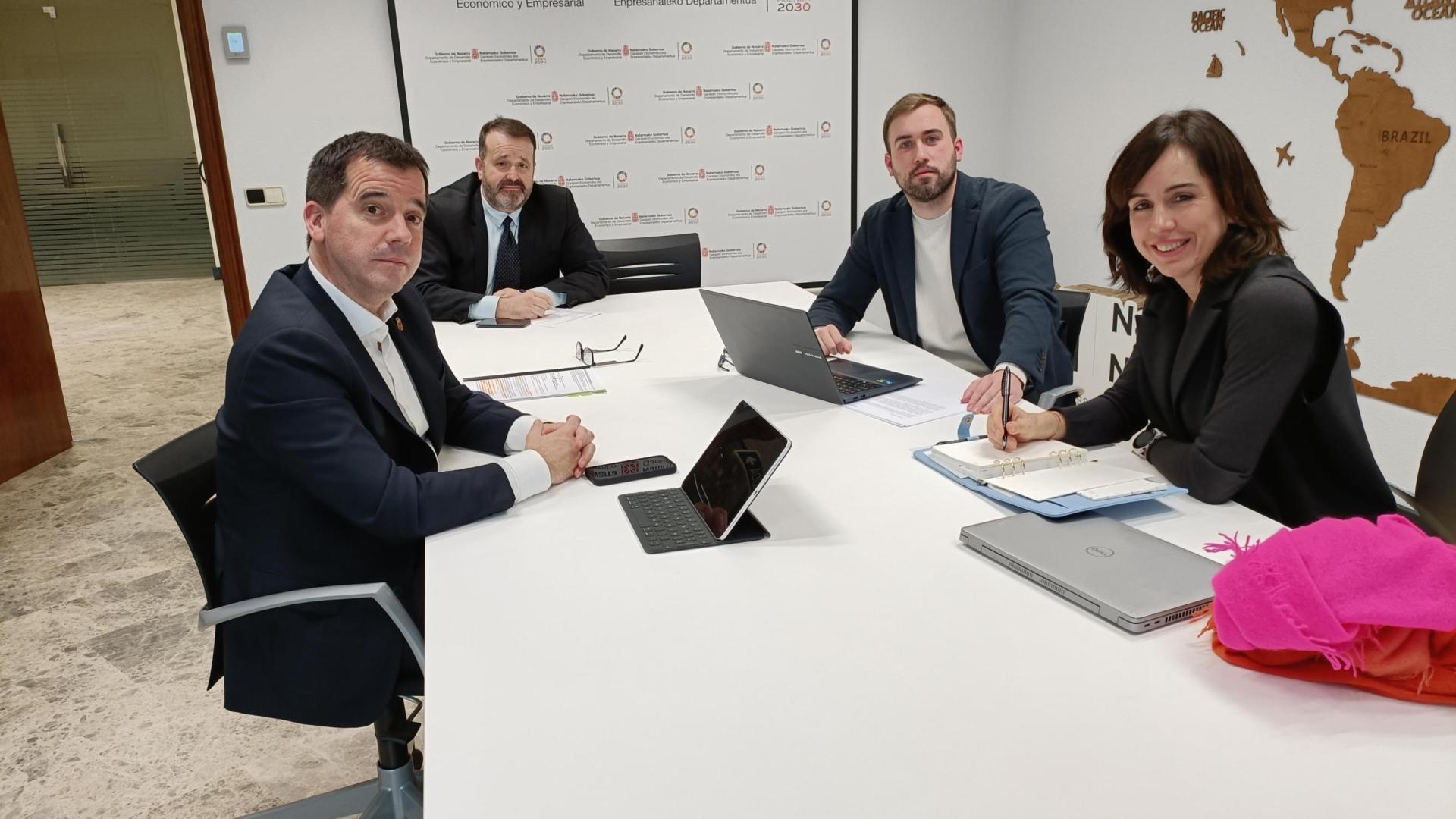 Imagen del encuentro de los representantes de Enercluster con el consejero Mikel Irujo