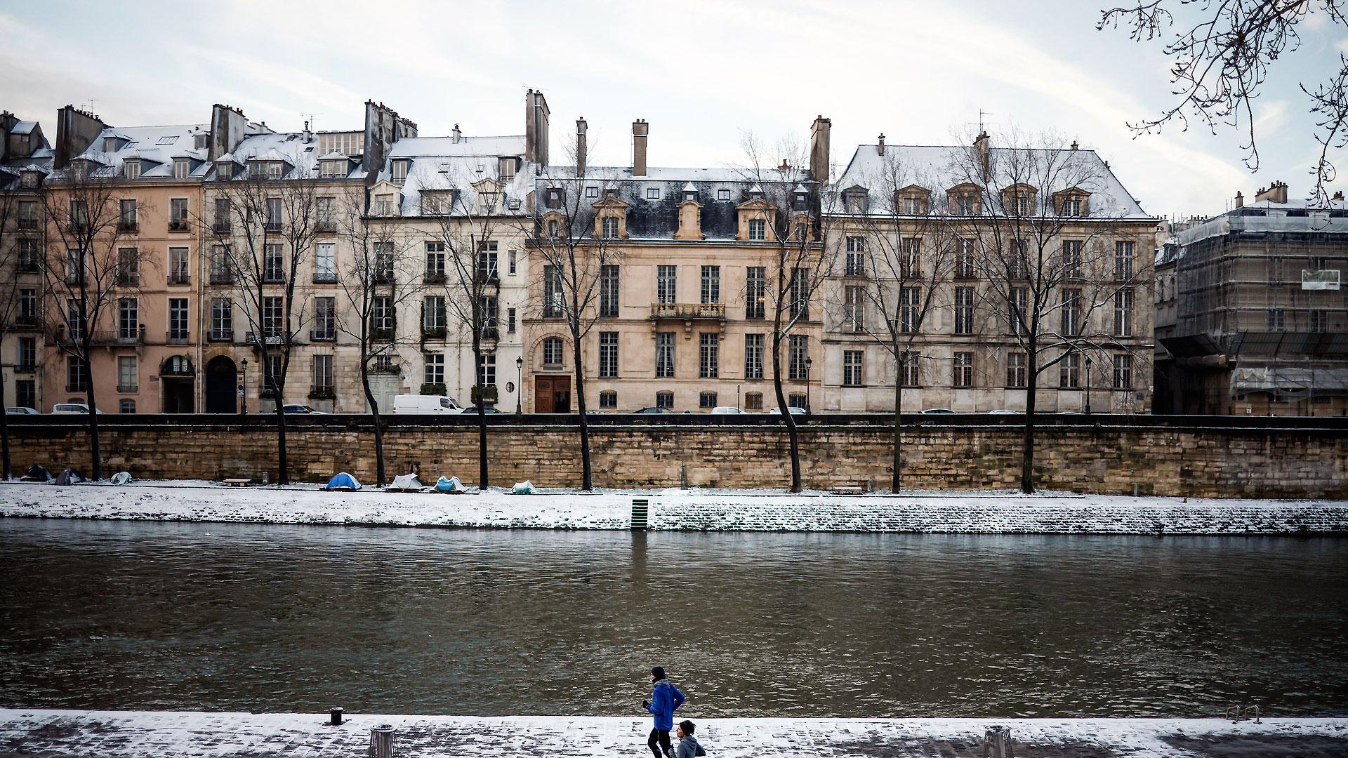 Dos personas hacen running junto al río Sena este jueves en París