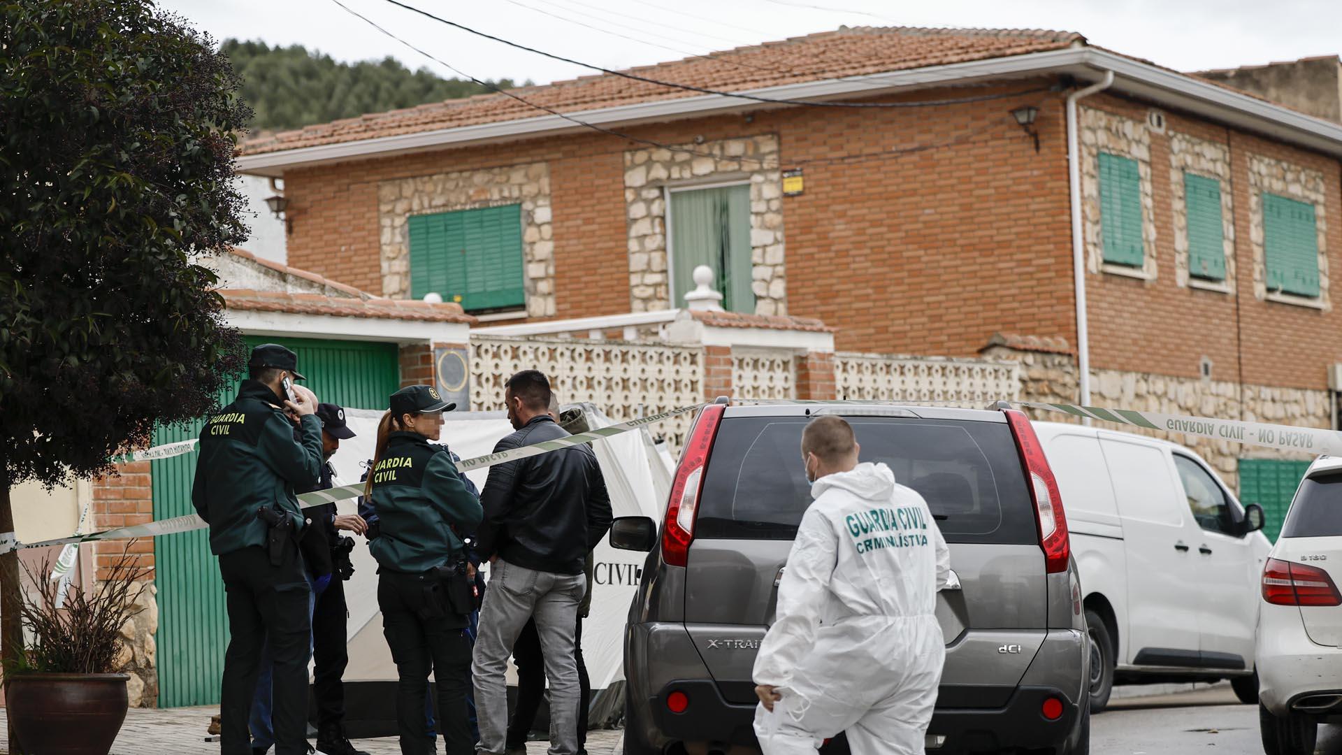 Miembros de la Guardia Civil trabajan en el lugar donde han sido hallados los cuerpos, en una vivienda de Morata de Tajuña