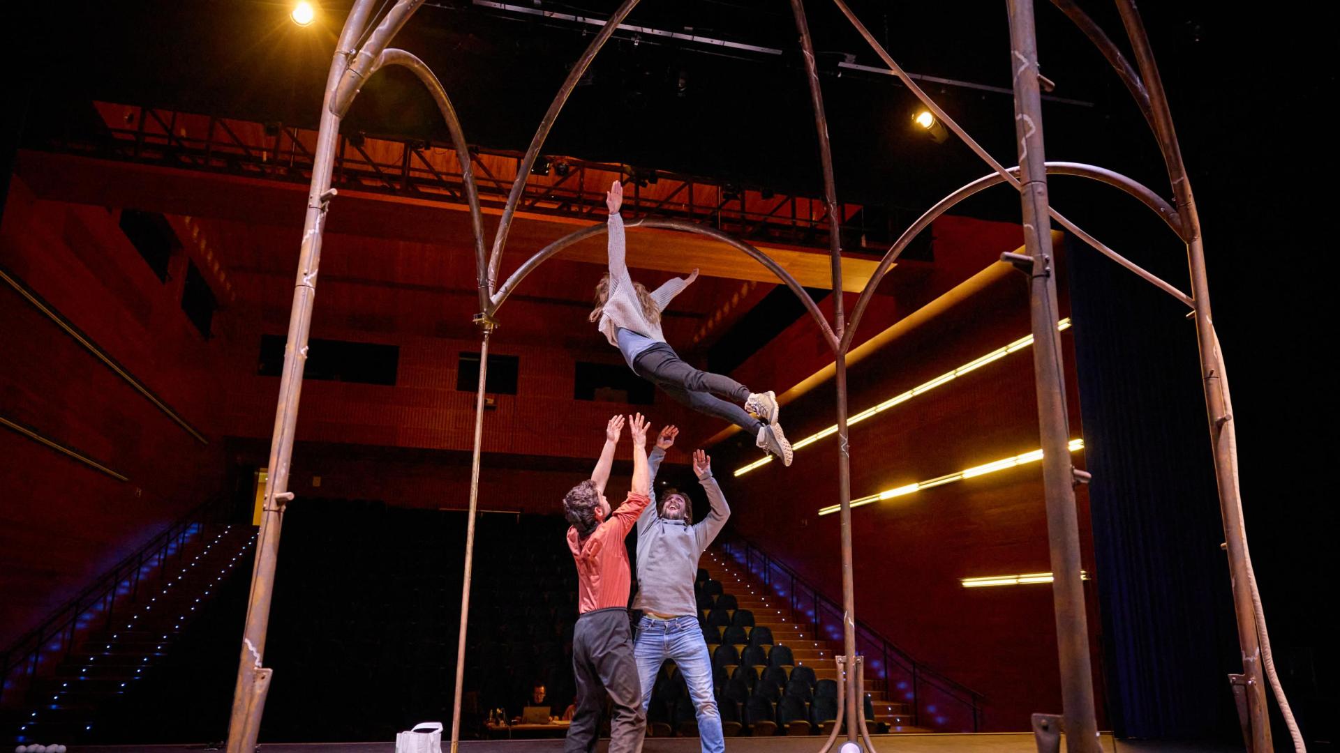 Izaskun Lasarte realiza un salto dentro de la cúpula metálica expresamente creada para el espectáculo 'Yûgen'
