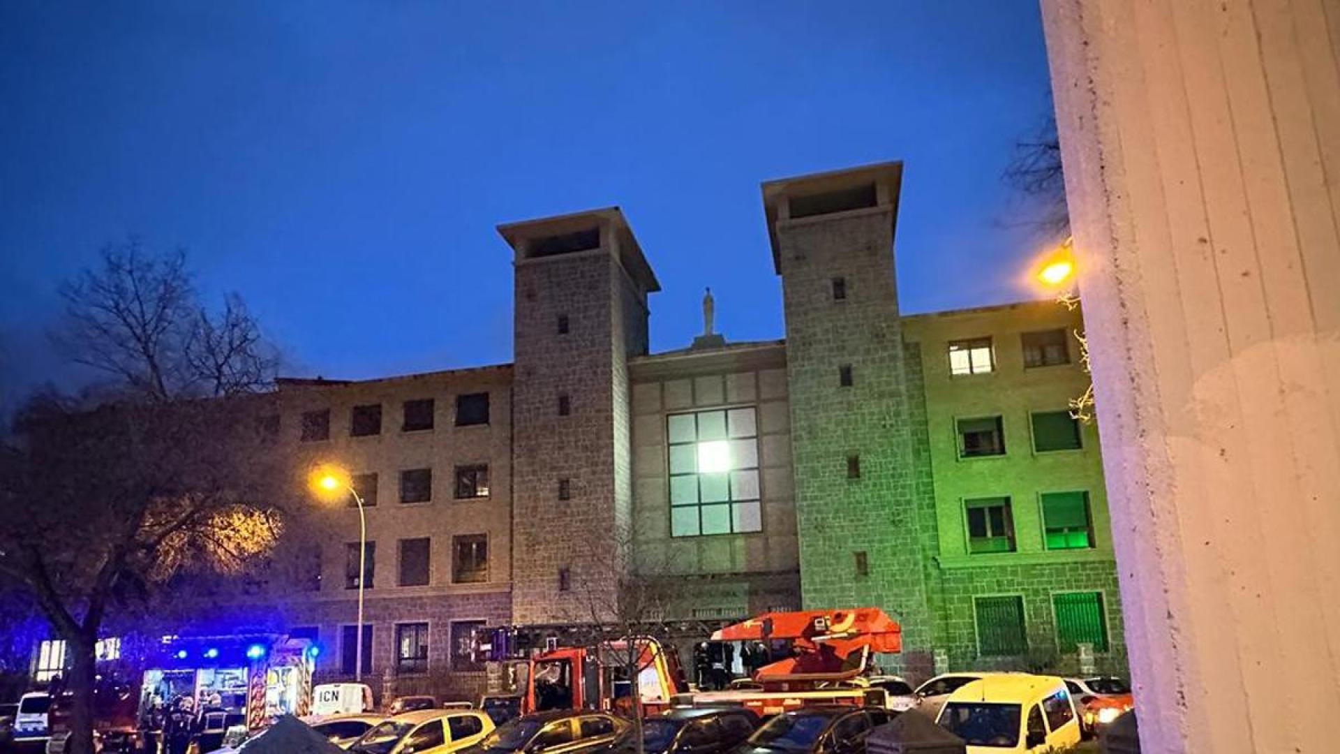 Dotaciones de bomberos, en el exterior la parroquia Nuestra Señora del Huerto