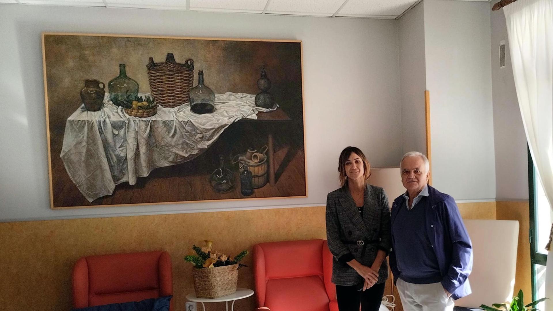 Begoña Moreno y Jan Díez, junto a la obra donada por el pintor tudelano