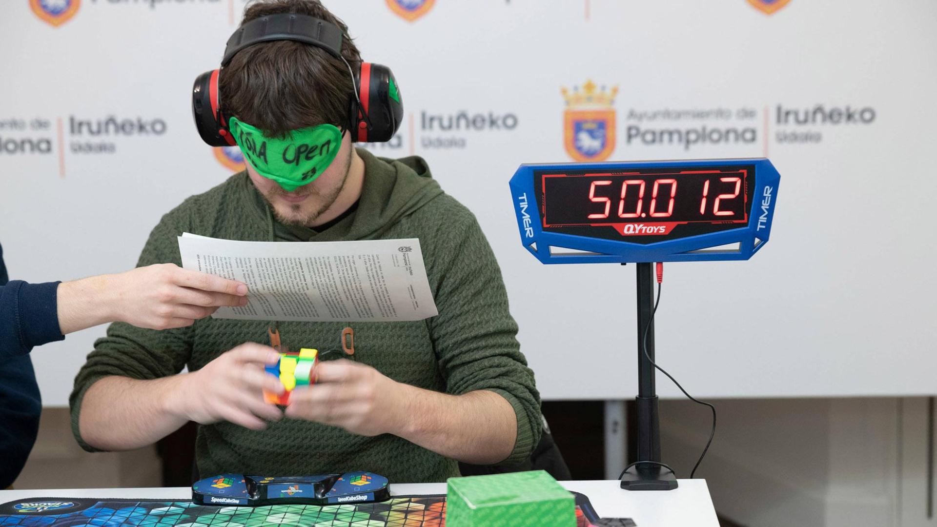 Julen Simón, presidente de la Asociación Española de Speedcubing, hace una demostración de la modalidad ciega de 3x3x3