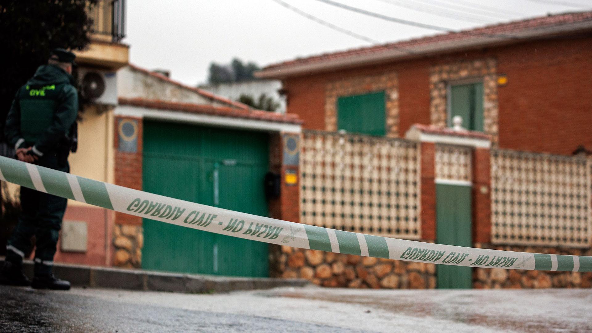 Fachada de la casa donde fueron hallados muertos los tres hermanos ancianos en Morata de Tajuña, Madrid