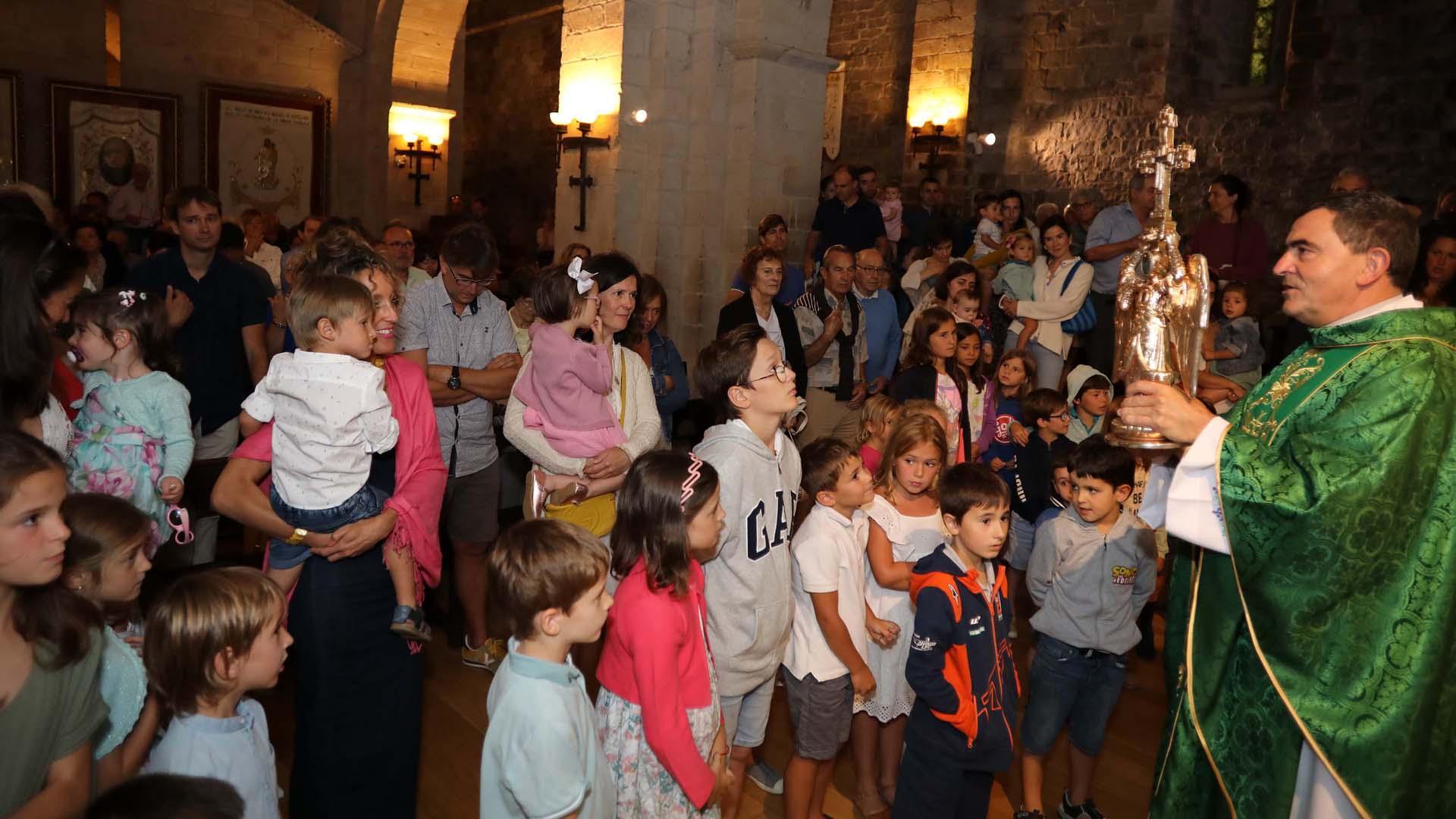 Mikel Garciaindia, con la efigie de San Miguel de Aralar, en la recepción a los niños en el santuario