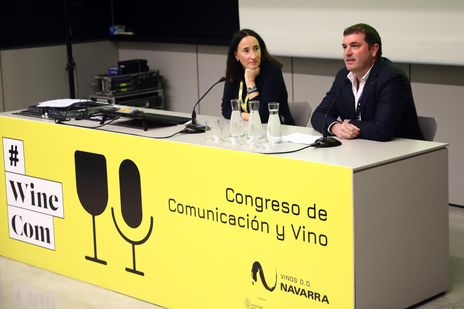 La decana de la Facultad de Comunicación, Charo Sádaba, y el presidente de la Denominación de Origen Navarra, David Palacios