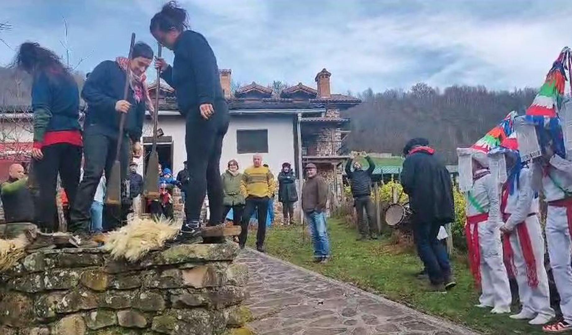 Vídeo de la kirikoketa en Lekaroz en el inicio de la temporada de sidra en Navarra