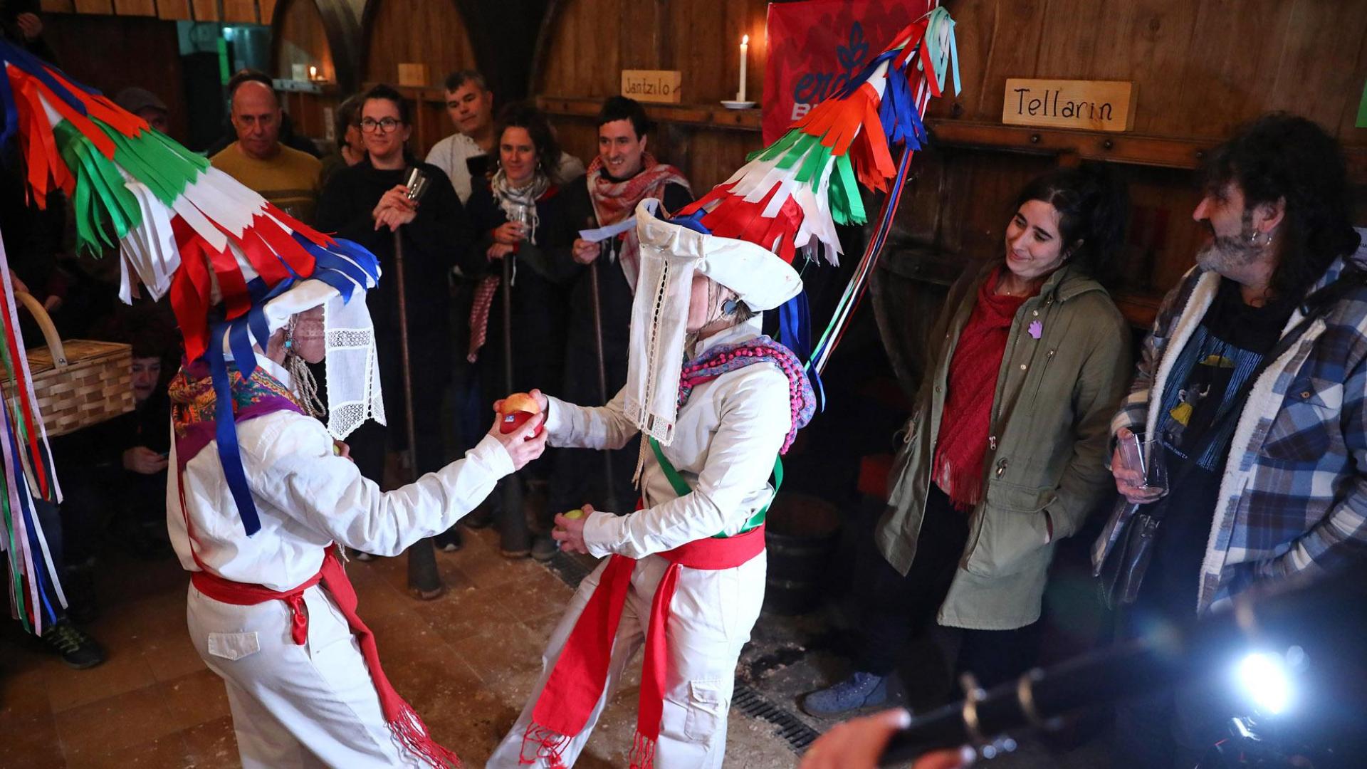 La ‘Sagardantza’ (Baile de la manzana), interpretada este viernes delante de las ‘kupelas’ en la apertura oficial de la temporada de sidrería
