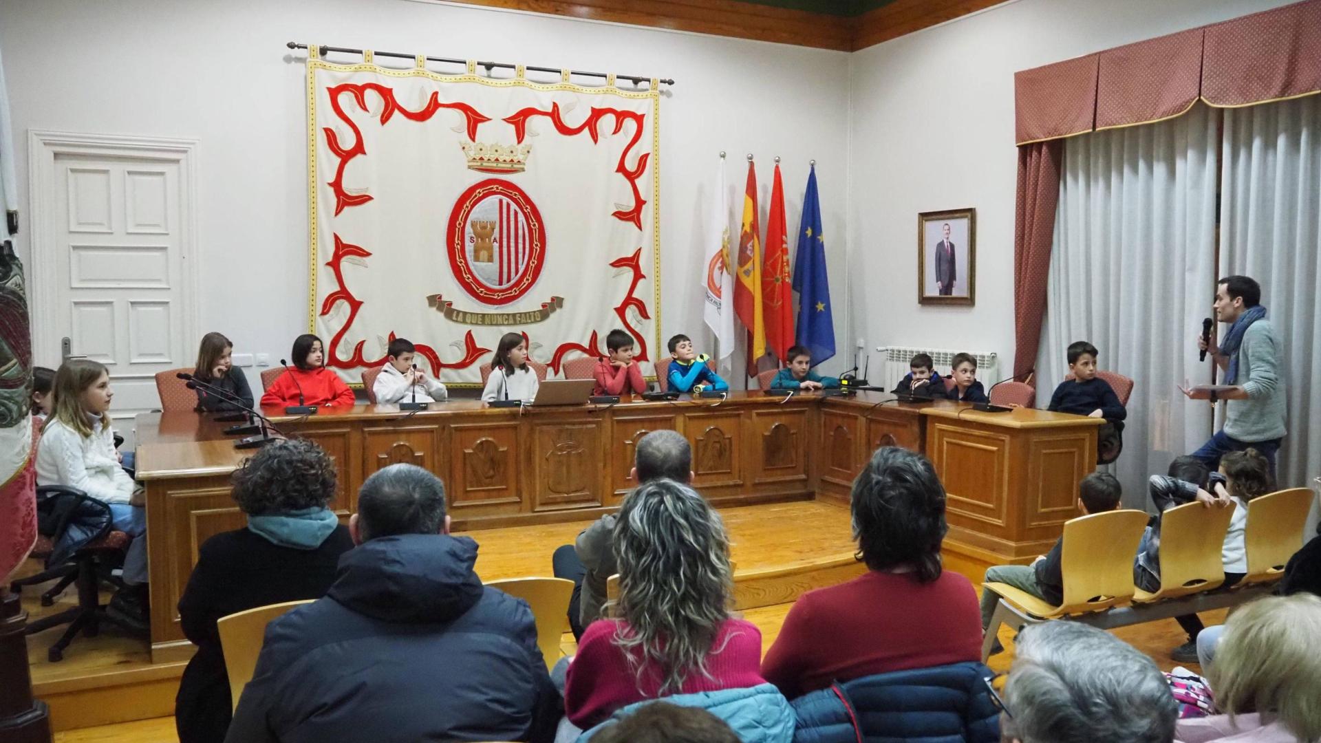 Los pequeños concejales ocuparon la mesa oficial del salón de plenos de Sangüesa, con la alcaldesa txiki, Alejandra Suescun (en el centro, de blanco), presidiendo la sesión