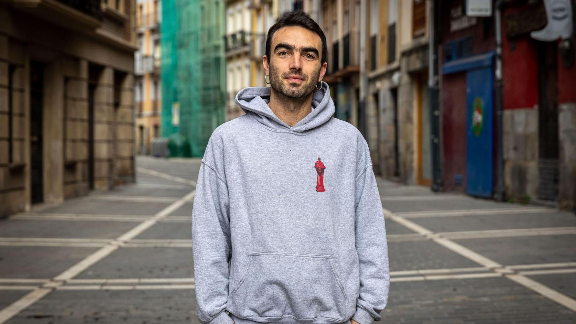 Moisés No Duerme, fotografiado en Pamplona. En su sudadera, el logo de un anterior disco, Leve