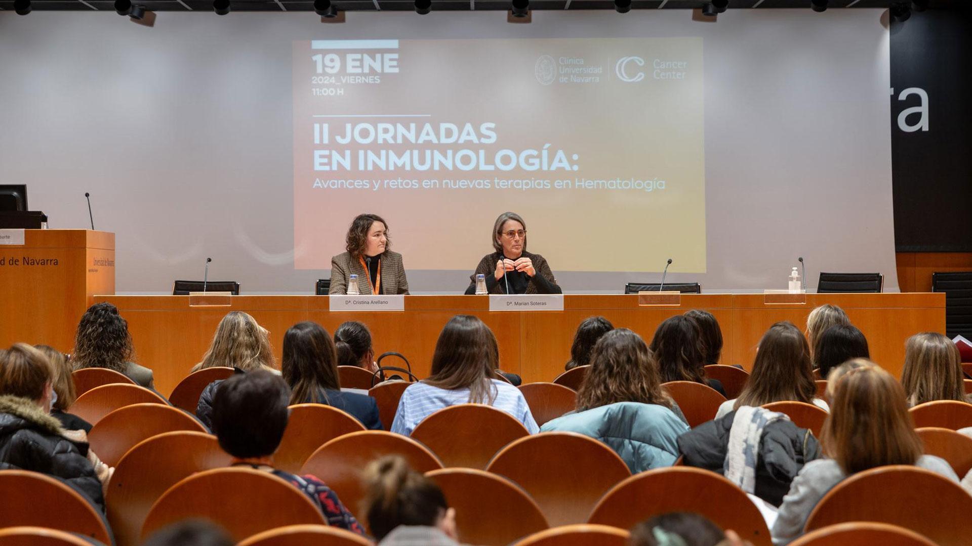 Cristina Arellano, supervisora de hospitalización de oncohematología, y Marian Soteras, directora de Enfermería del Cancer Center Clínica Universidad de Navarra, durante la jornada de formación