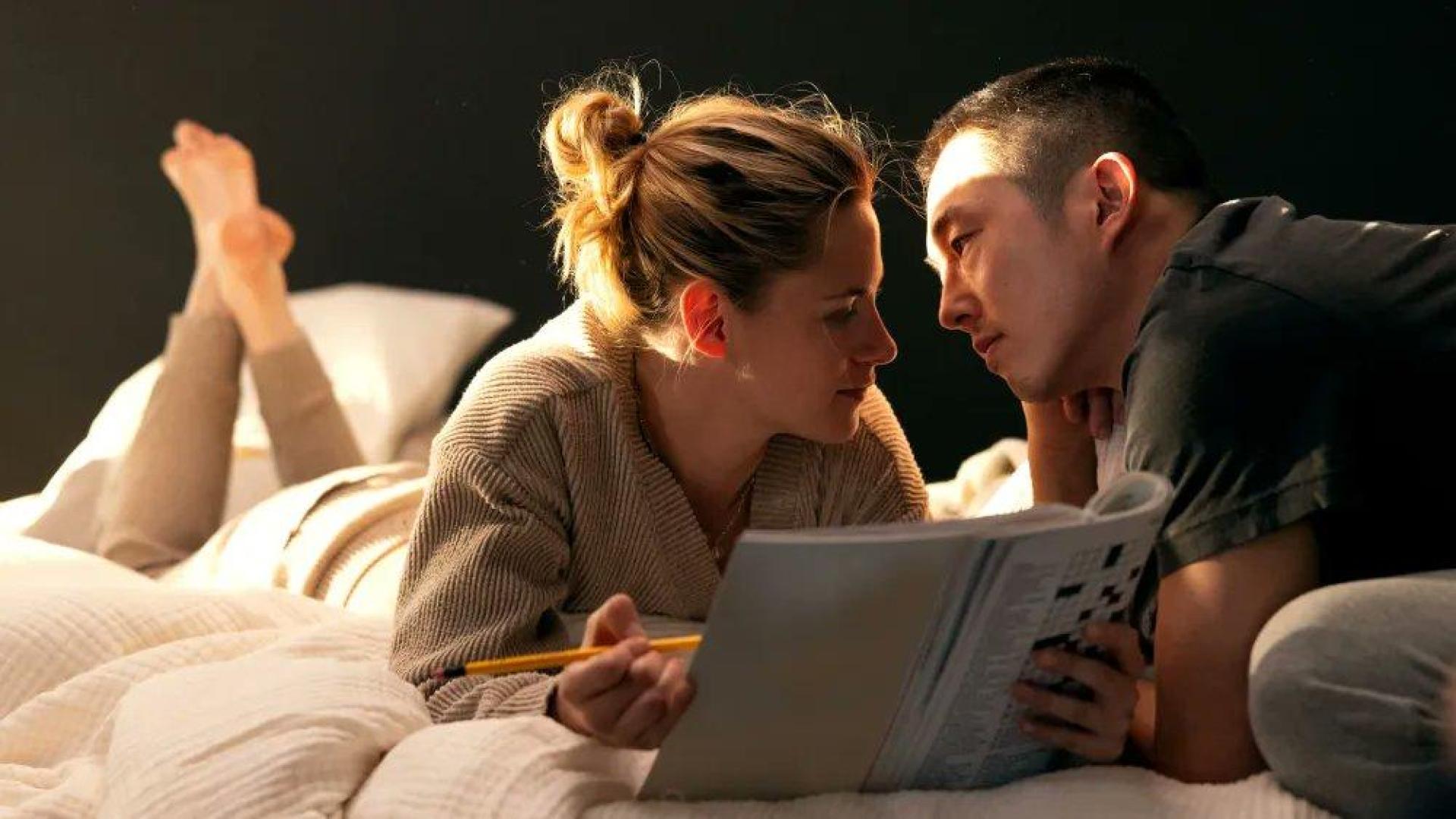 Una escena de la película 'Love Me' protagonizada por Kristen Stewart y Steven Yeun
