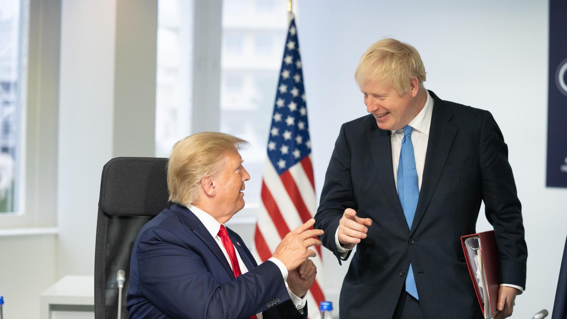 Donald Trump y Boris Johnson se saludan durante un encuentro del G7 e Biarritz en 2019