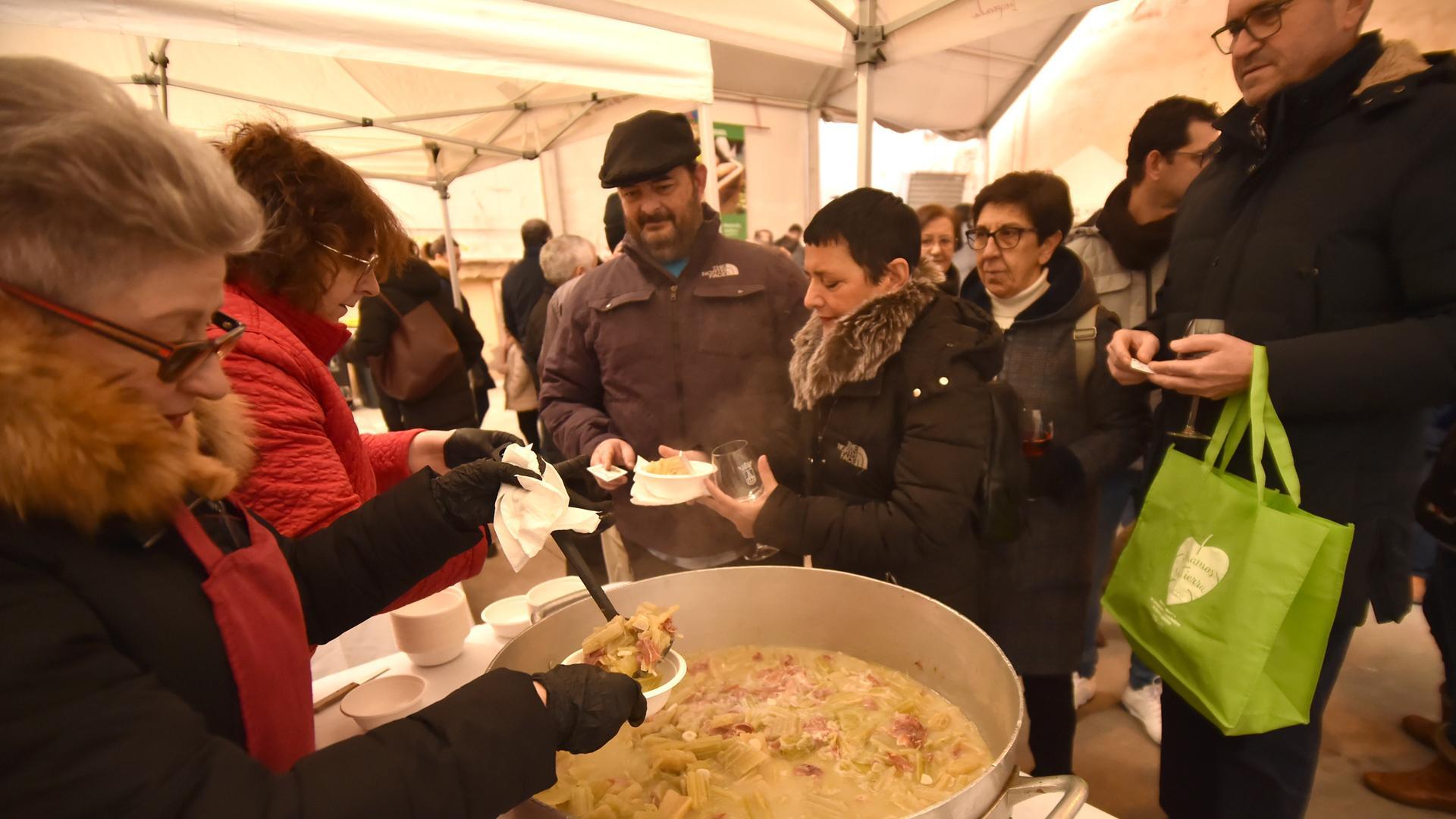 Durante la degustación se sirvieron cerca de 900 raciones de cardo en la carpa municipal.