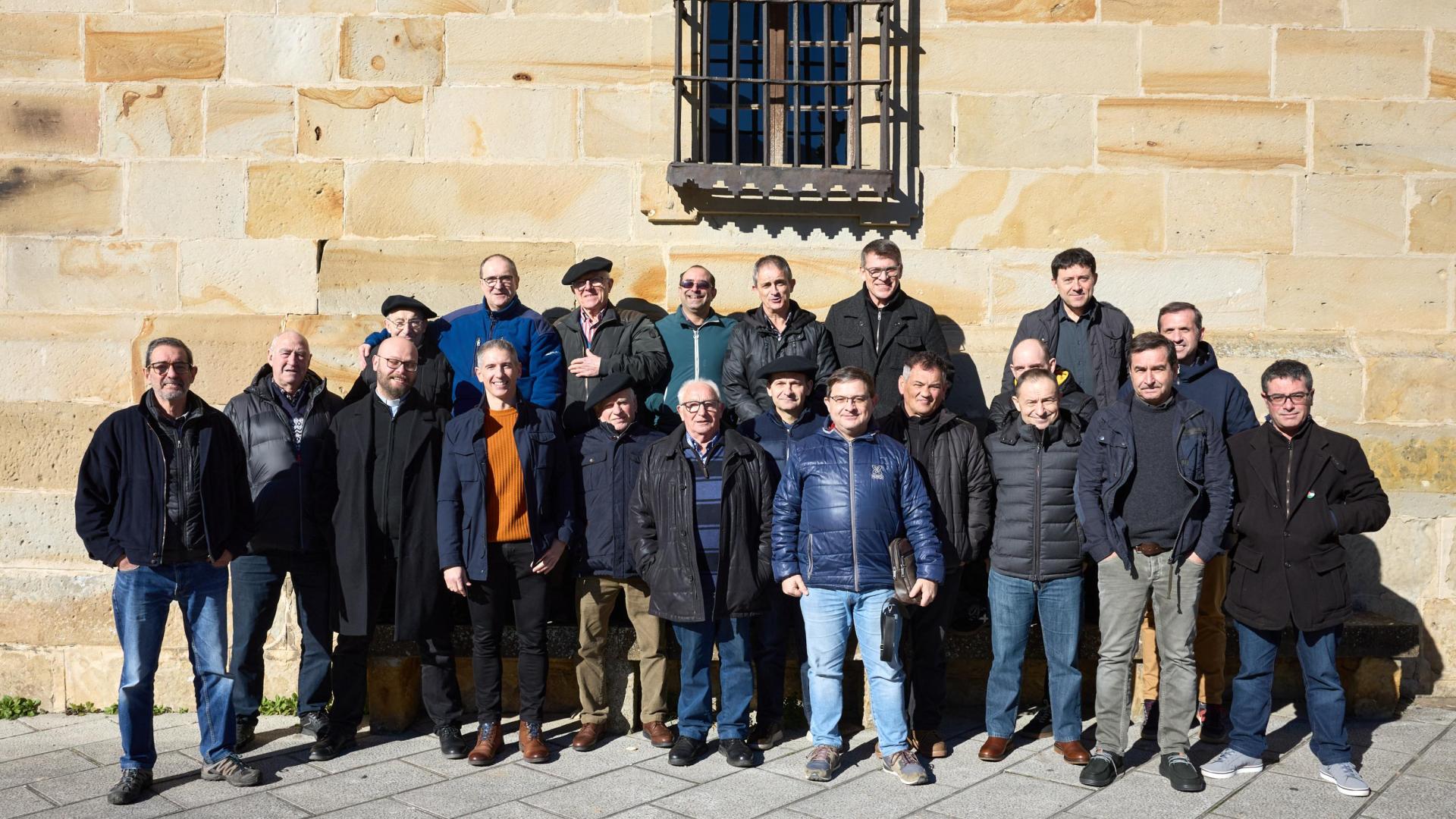 Miembros de la cofradía de Bakaiku posan en honor a San Antón