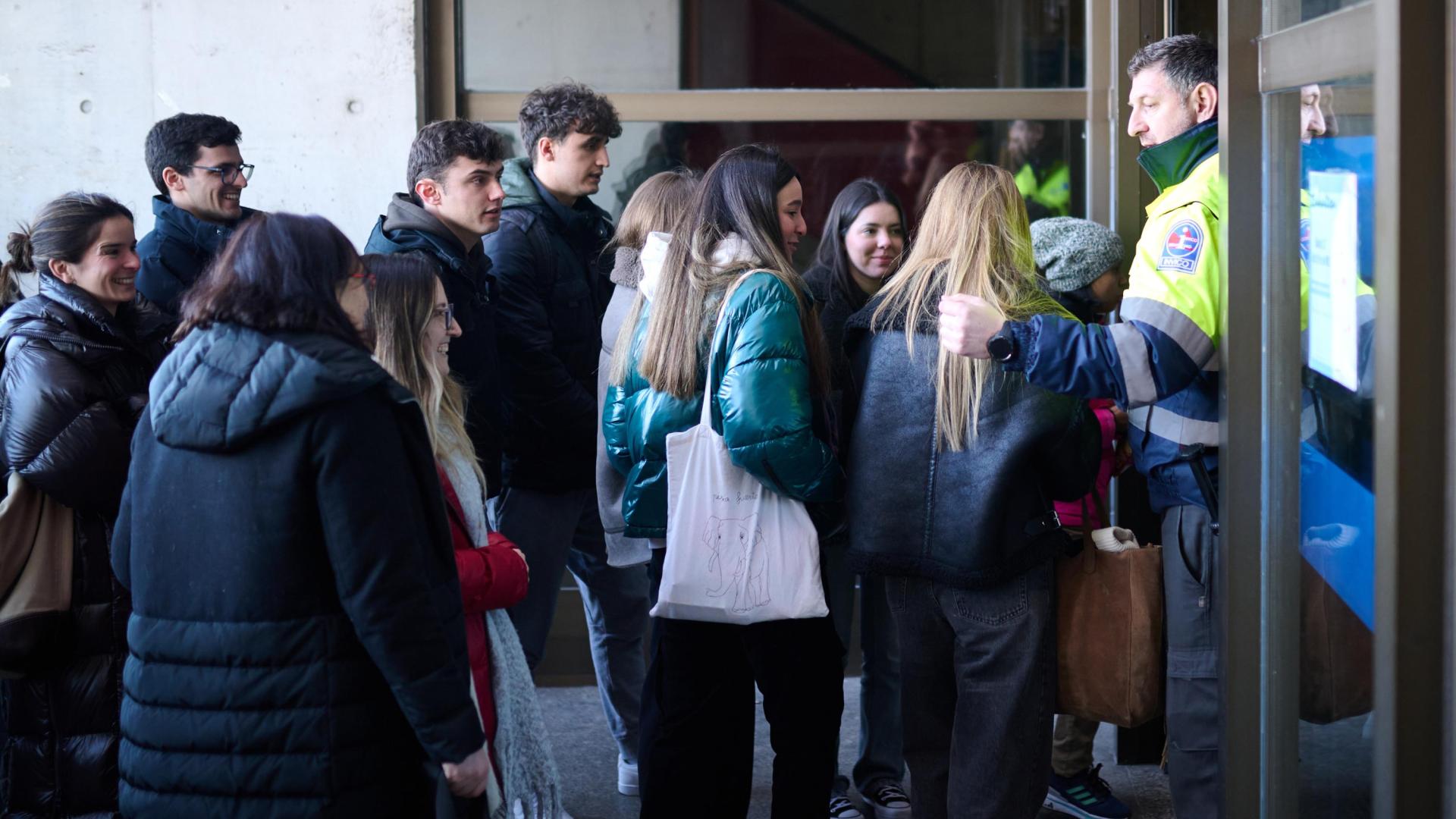 Antes de las 15.00 horas los aspirantes comenzaron a entrar al aulario de la UPNA.