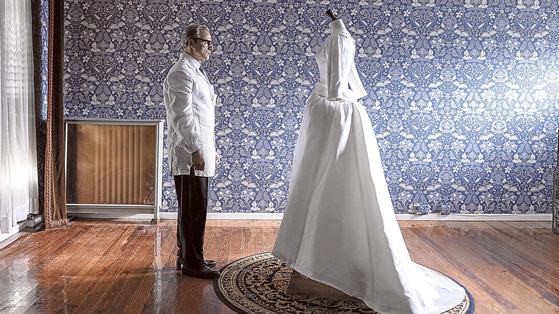Balenciaga, encarnado por el actor Alberto San Juan, contempla una de sus creaciones más emblemáticas, el vestido de novia de la reina Fabiola de Bélgica