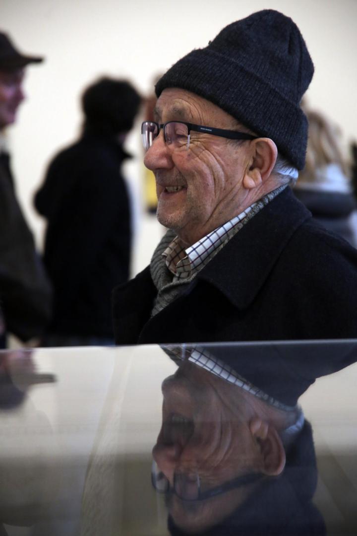 Buldain en la exposición que reunió a exalumnos de su taller en el Centro Huarte
