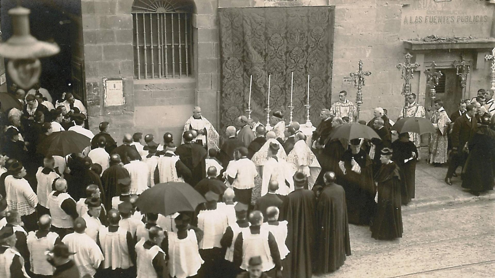 Entrada de Mateo Múgica en 1924. Colección particular. Entre 1862 y 1947 la basílica de San Ignacio fue el punto de recepción del obispo, lugar donde ratificaba su juramento y se revestía «de medio pontifical» para iniciar su recorrido triunfal a la catedral bajo el palio del ayuntamiento, portado simbólicamente por los concejales en observancia del ceremonial para la entrada del obispo prescrito en el Pontificale Romanum