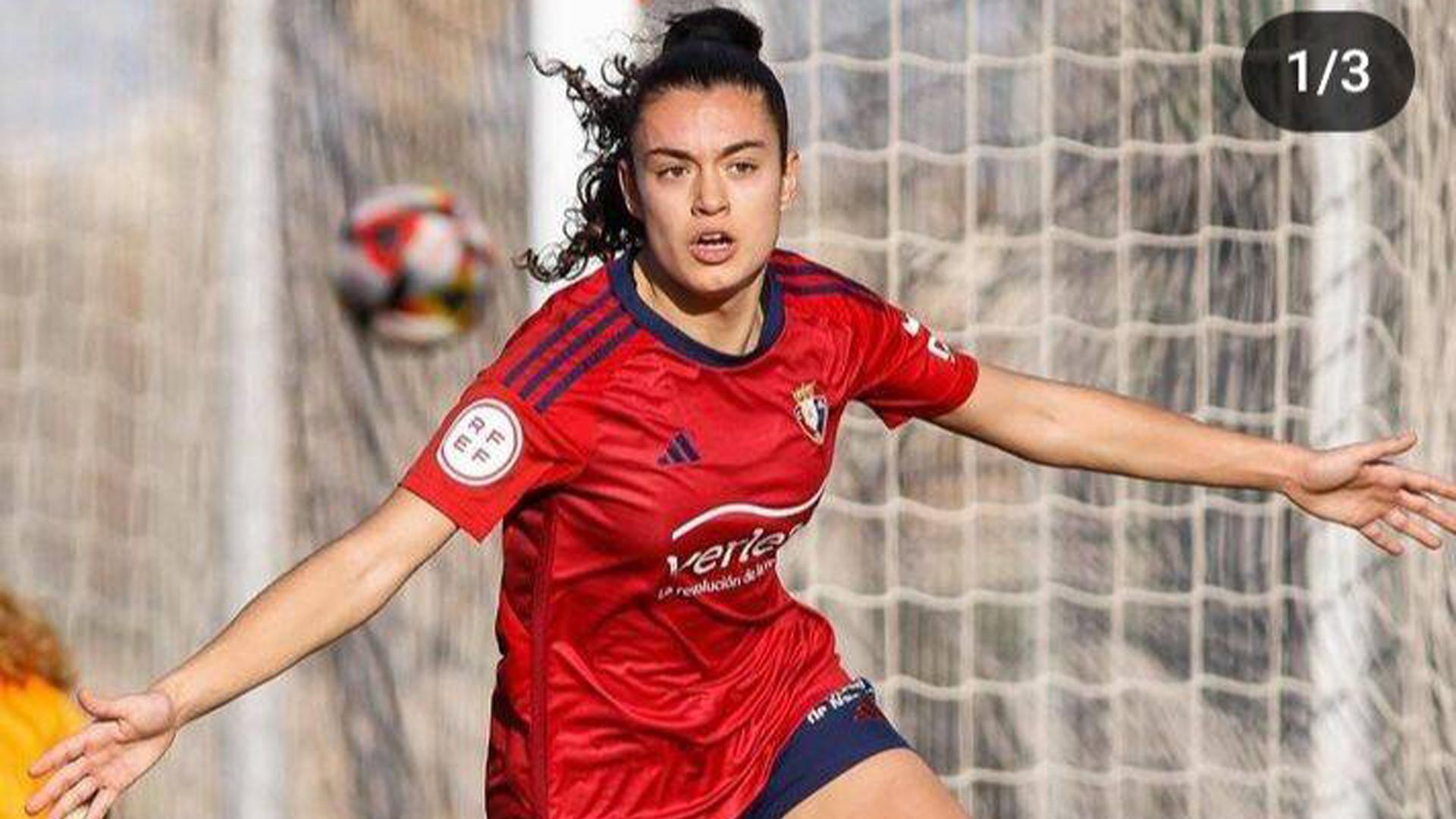 Ainhoa Guallar celebra su primer gol con la camiseta del primer equipo.
