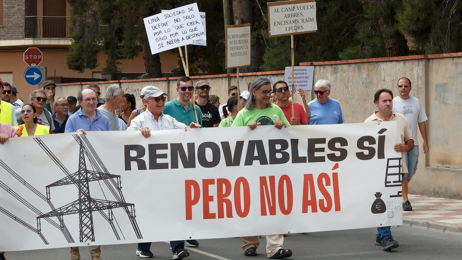 Manifestación contra la construcción de una macroplanta solar en Castalla (Comunidad Valenciana)./